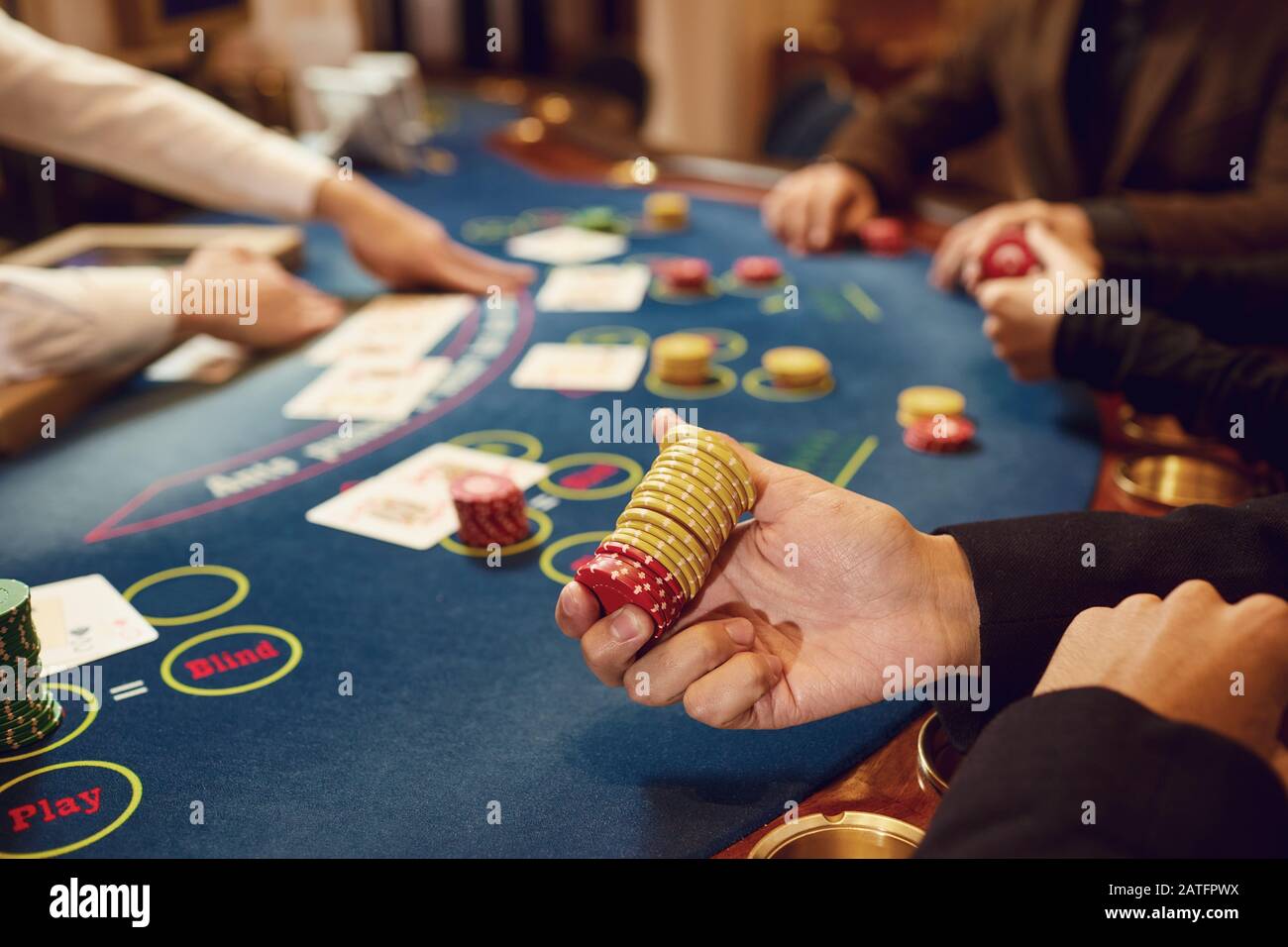 Spieler spielen Poker Roulette in einem Casino Stockfoto
