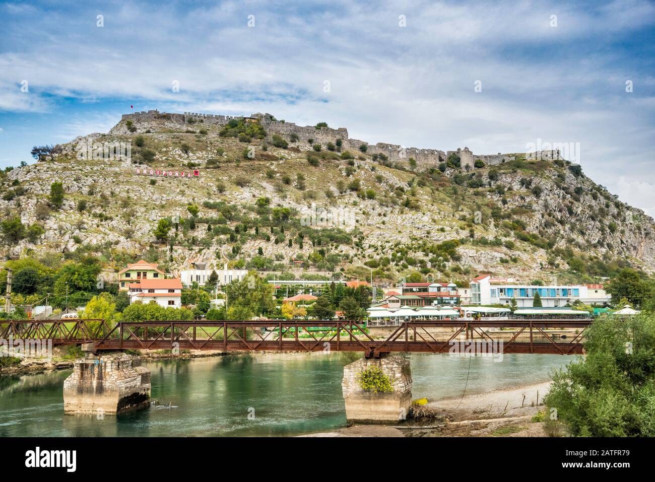 Festung Rozafa auf dem Hügel, Autobahnbrücke über den Zusammenfluss der Flüsse Drini und Kiri in Shkodra (Shkoder), Albanien Stockfoto