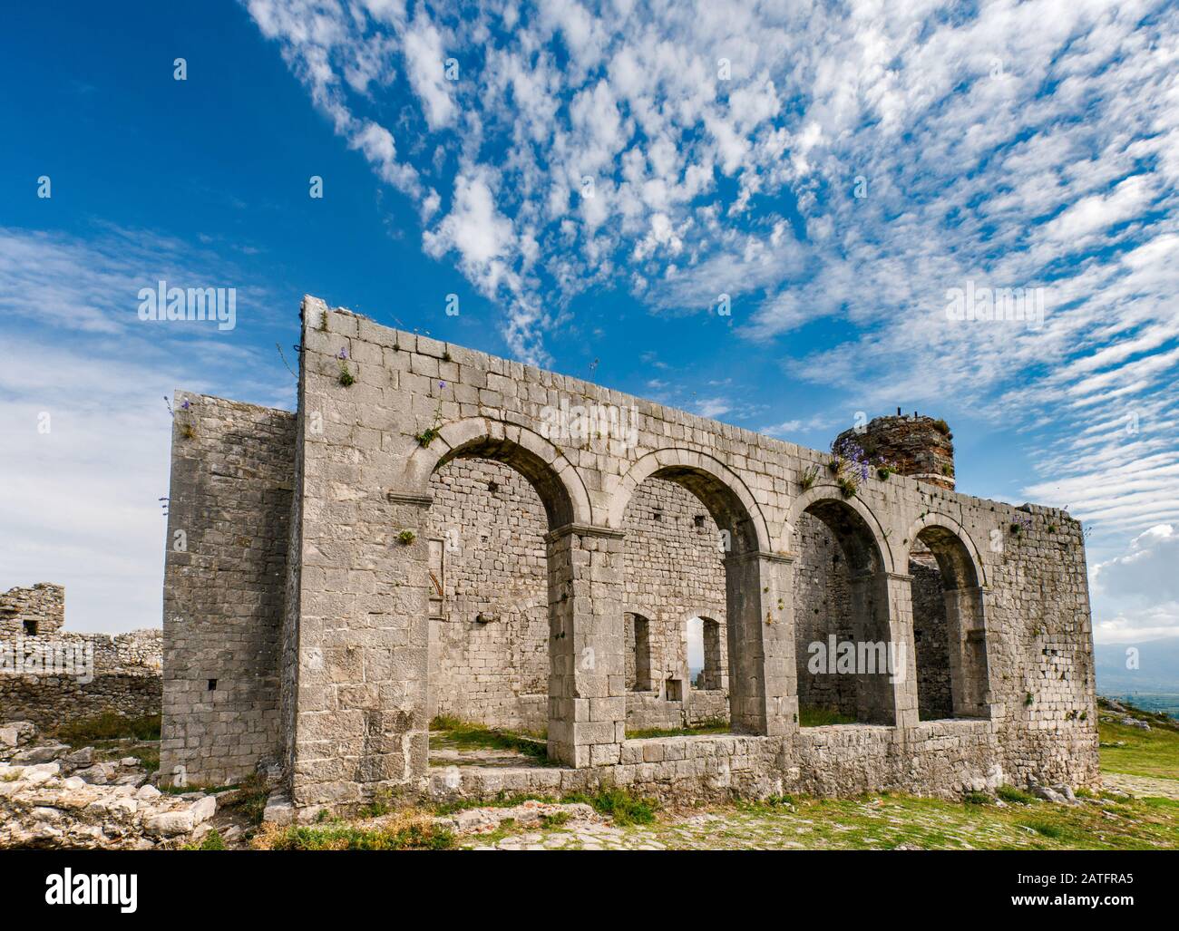 Makrelenhimmel über der Ruine der mittelalterlichen Kirche St. Sephen auf der Festung Rozafa in Shkodra (Shkoder), Albanien Stockfoto