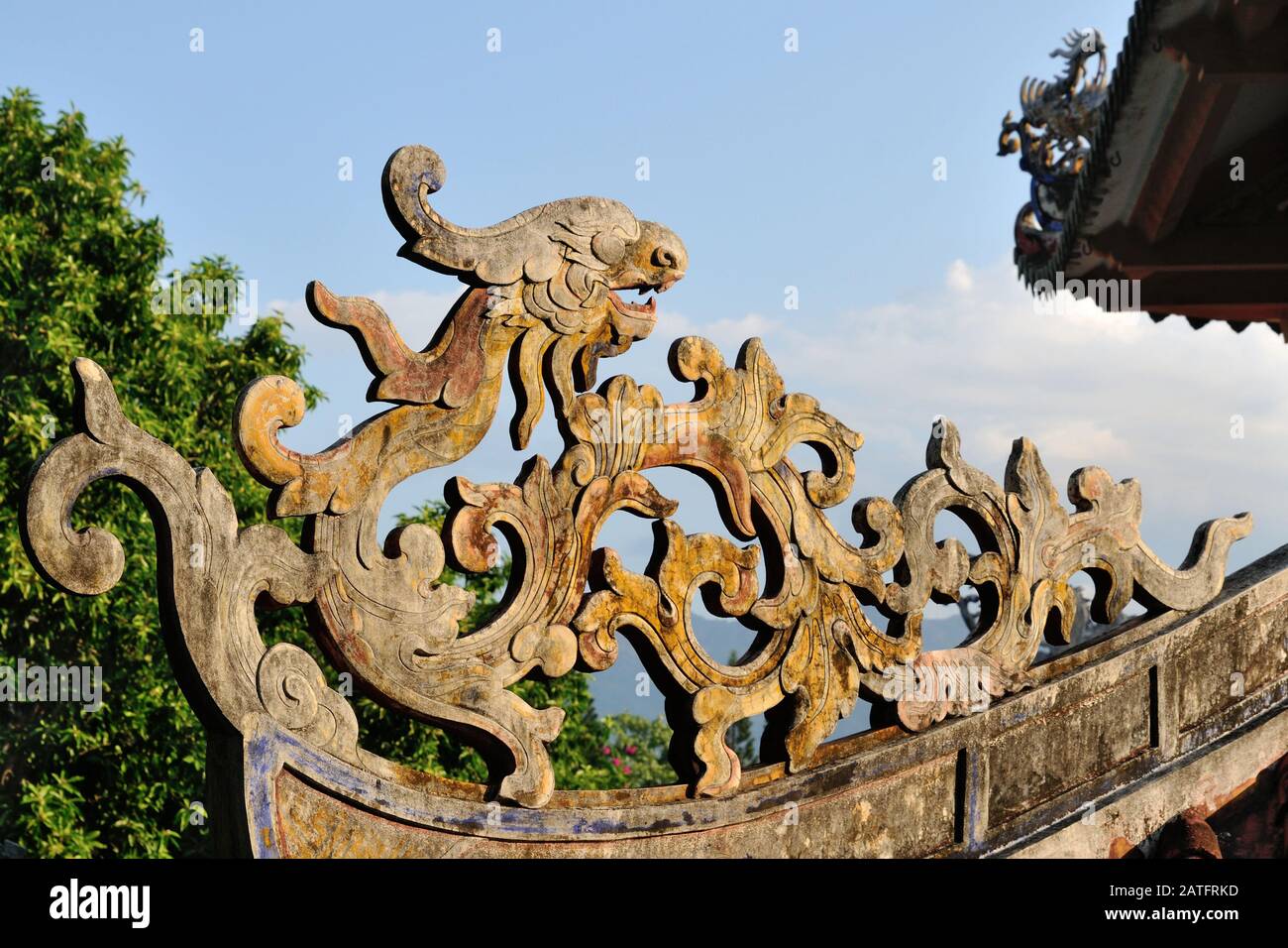 Holzdrache auf dem Dach des Long Son Temple, Nha Trang, Vietnam Stockfoto