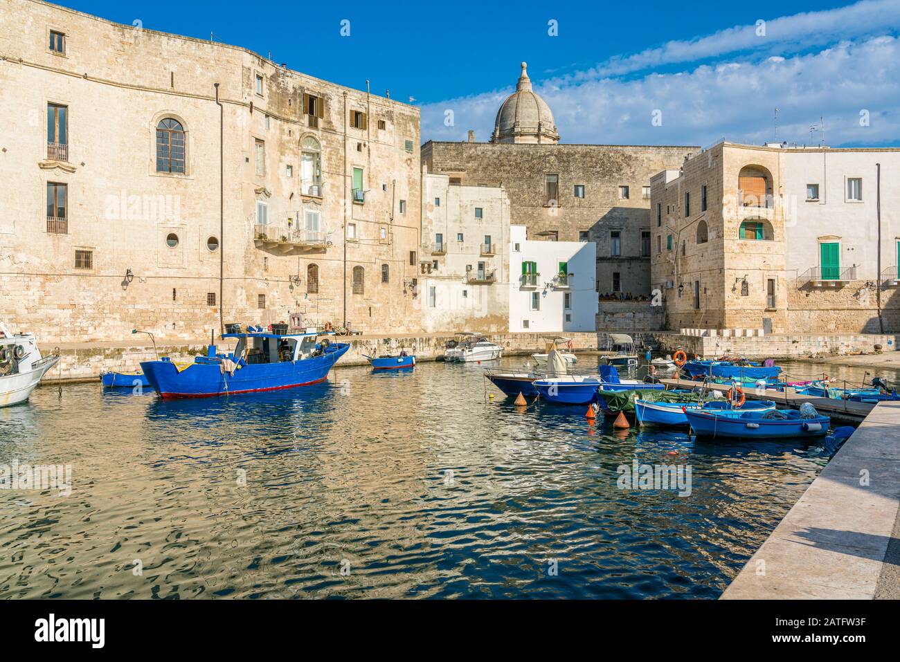 Monopoli und sein schöner alter Hafen, Provinz Bari, Apulien (Apulien), Süditalien. Stockfoto