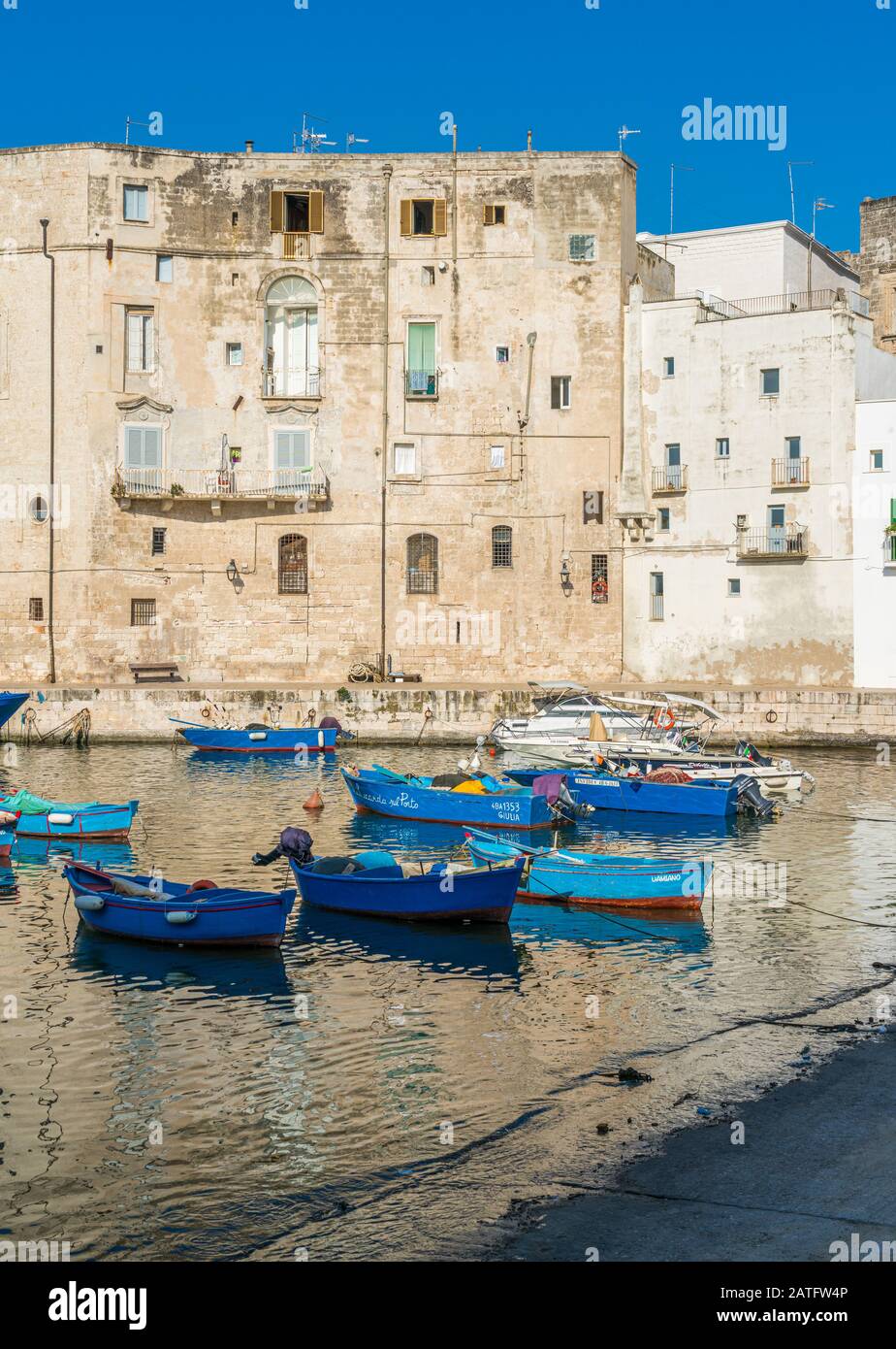 Monopoli und sein schöner alter Hafen, Provinz Bari, Apulien (Apulien), Süditalien. Stockfoto