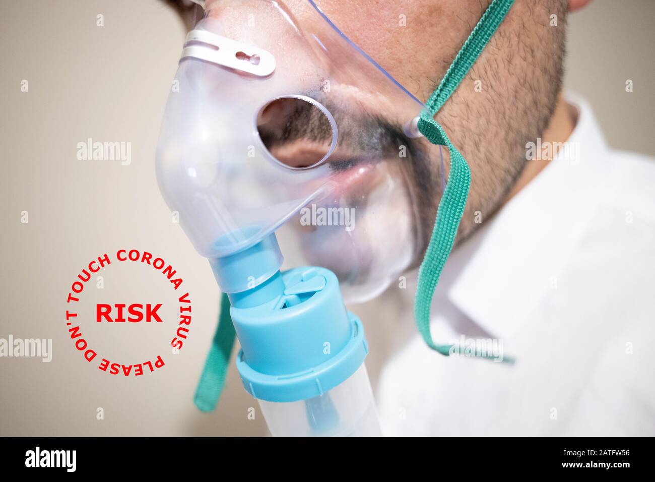 Der Patient war infiziert. Mundmaske und Handschuhe wurden verwendet. Stockfoto