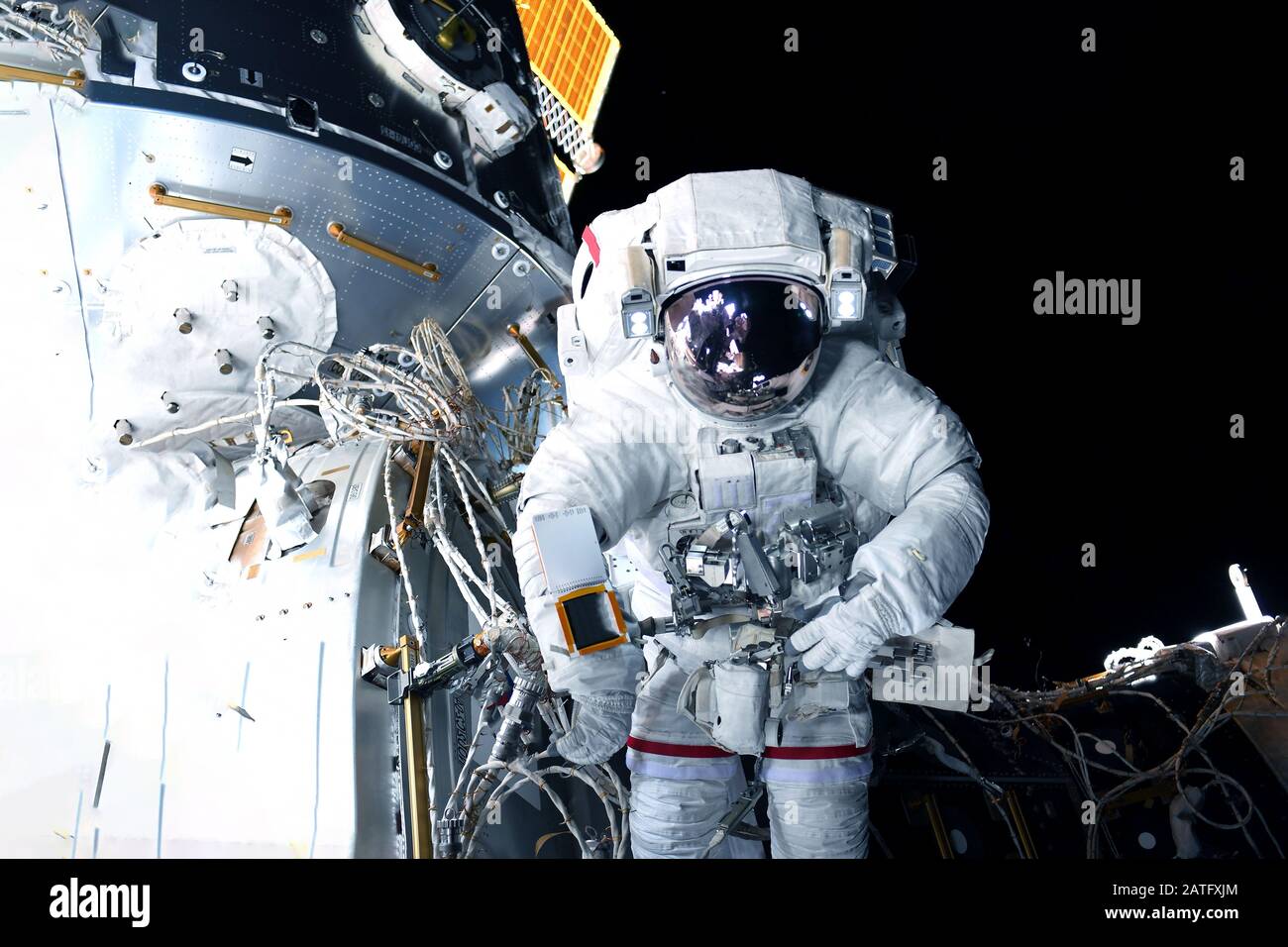Astronaut im Weltall auf der Raumstation. Elemente dieses Bildes wurden von der NASA eingerichtet. Stockfoto
