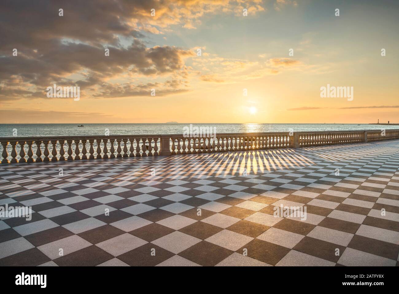 Die Terrazza Mascagni Terrasse Belvedere Meer bei Sonnenuntergang. Livorno Toskana Italien Europa. Stockfoto