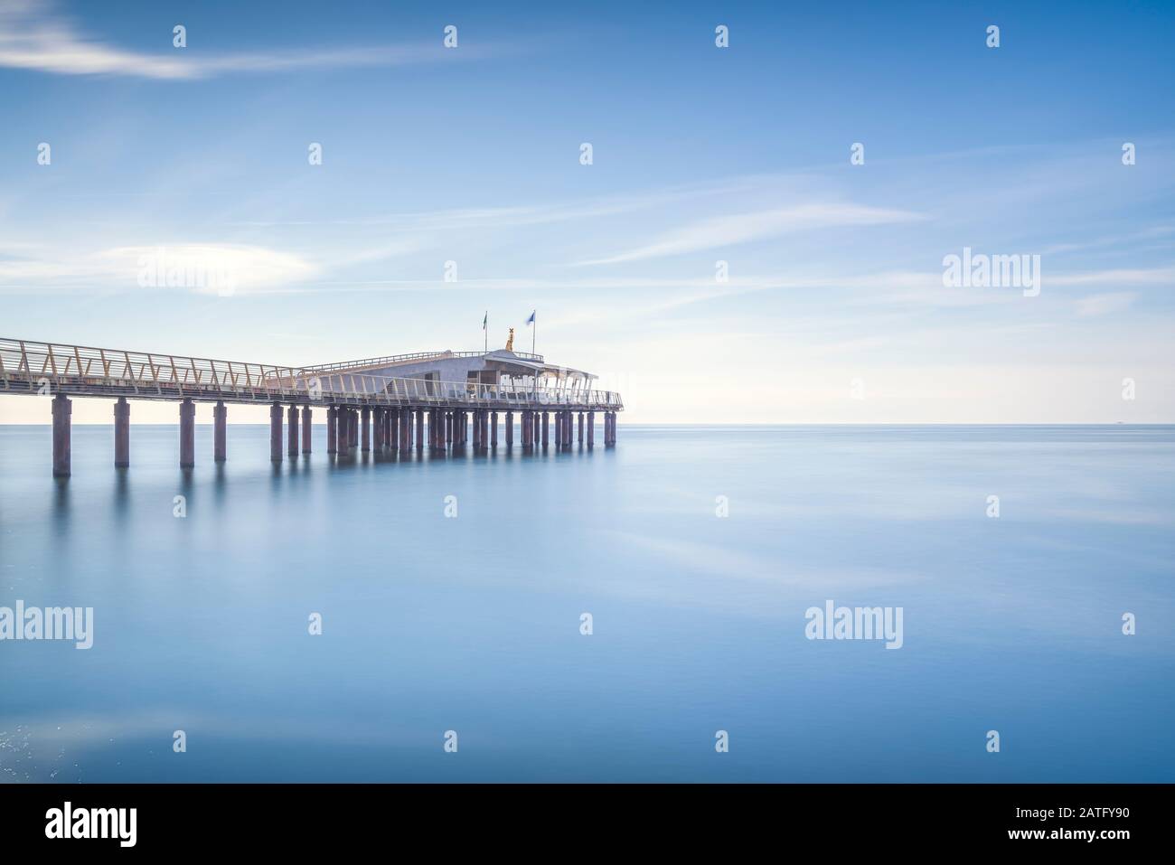 Moderne Steel Pier oder Steg, der Strand und das Meer. Lido Camaiore, Versilia, Toskana, Italien, Europa Stockfoto