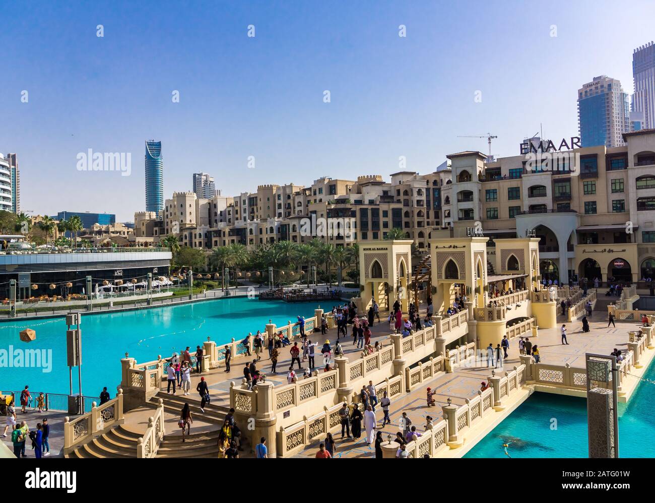 Passage zwischen zwei Einkaufszentren in Dubai Stockfoto