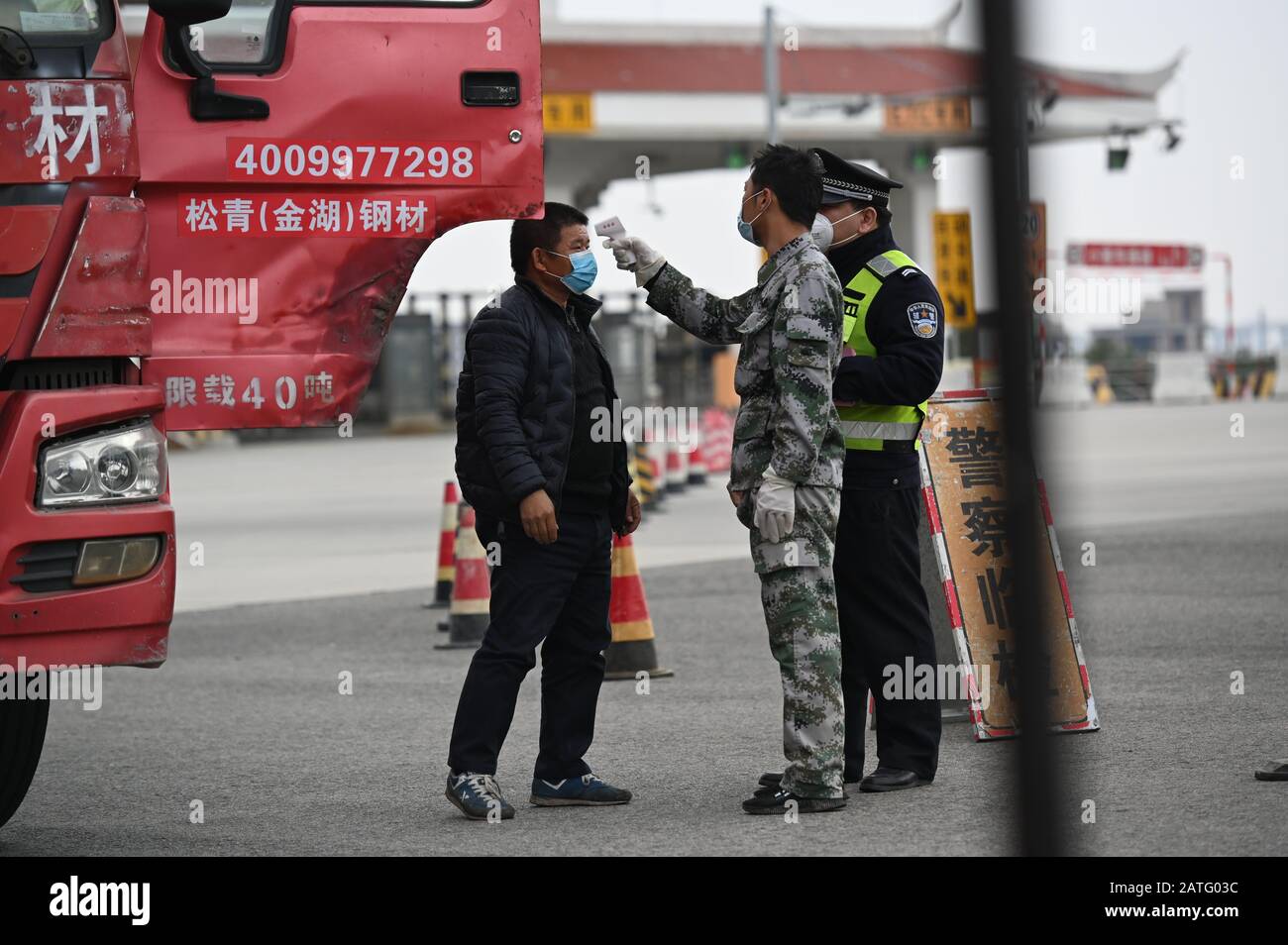 Eine Person, die eine Gesichtsmaske trägt, wird auf der Autobahn in Quanzhou, Fujian, China, überprüft. Am 22. Februar 2020. Nach neueren Daten ist die Zahl der mit dem neuen Coronavirus infizierten Menschen auf über 14.000 angestiegen, wobei die Zahl der Todesopfer 305 erreicht. Gutschrift: CPRESS PHOTO LIMITED/Alamy Live News Stockfoto