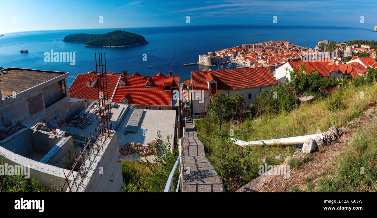 Antenne Panorama der Alte Hafen und der Altstadt von Dubrovnik mit Blick auf die Insel Lokrum, Kroatien Stockfoto