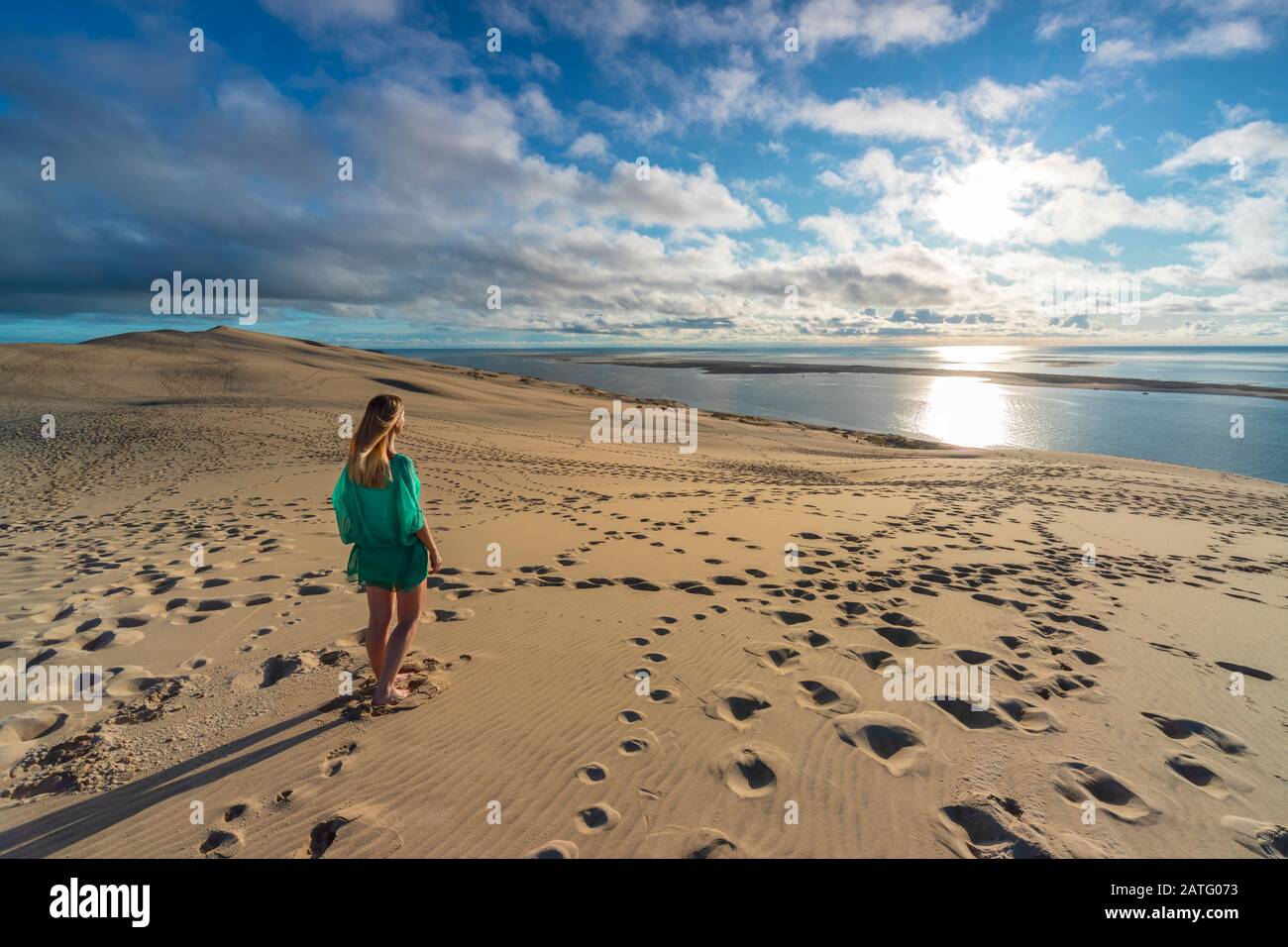 Eine Frau über Dune Du Pilat bei Sonnenuntergang, Pyla sur Mer, Teste de Buch, Gironda, Frankreich, Westeuropa Stockfoto