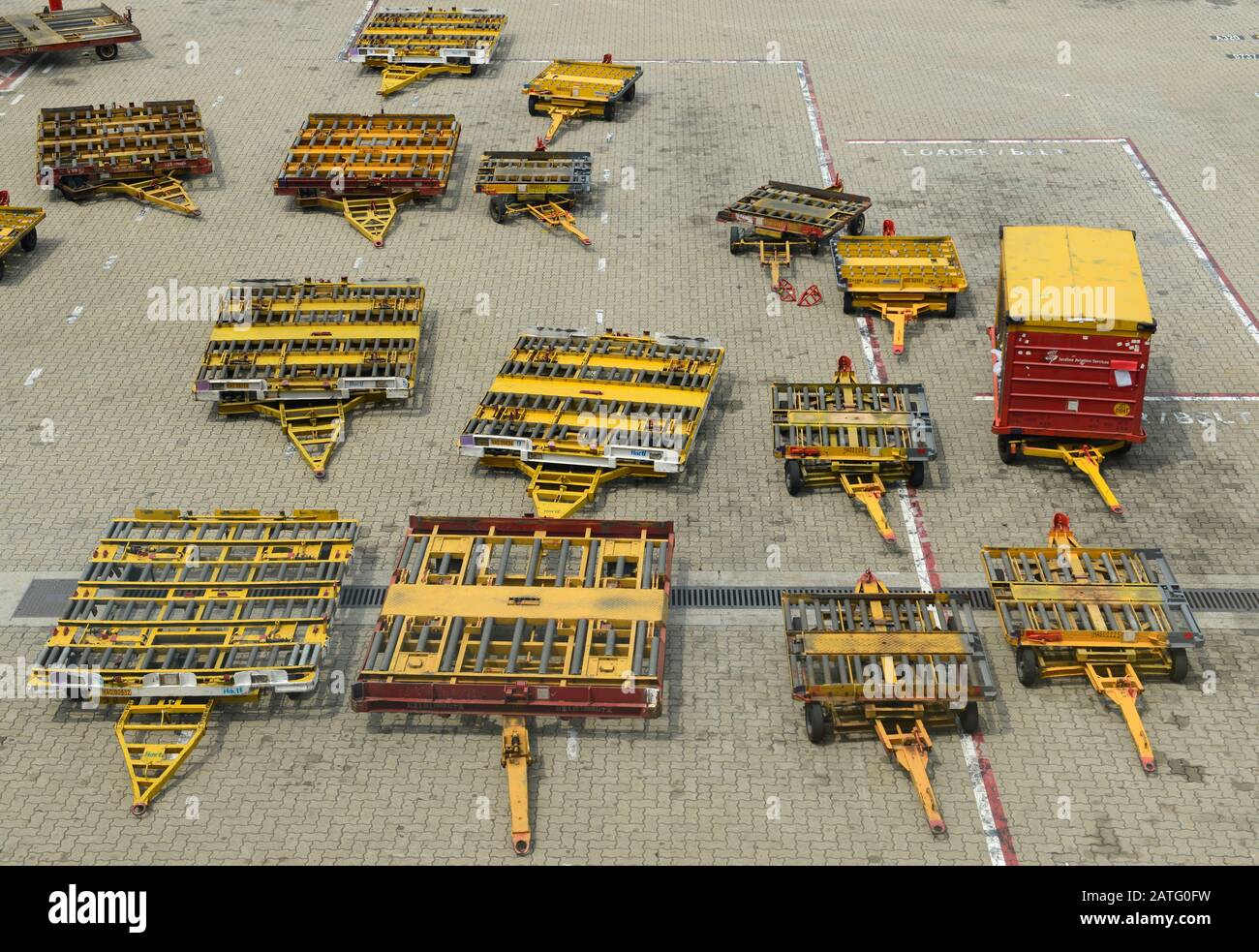 Viele Gepäckwagen, die auf dem Vorfeld des internationalen Flughafens Hongkong, China, geparkt wurden Stockfoto