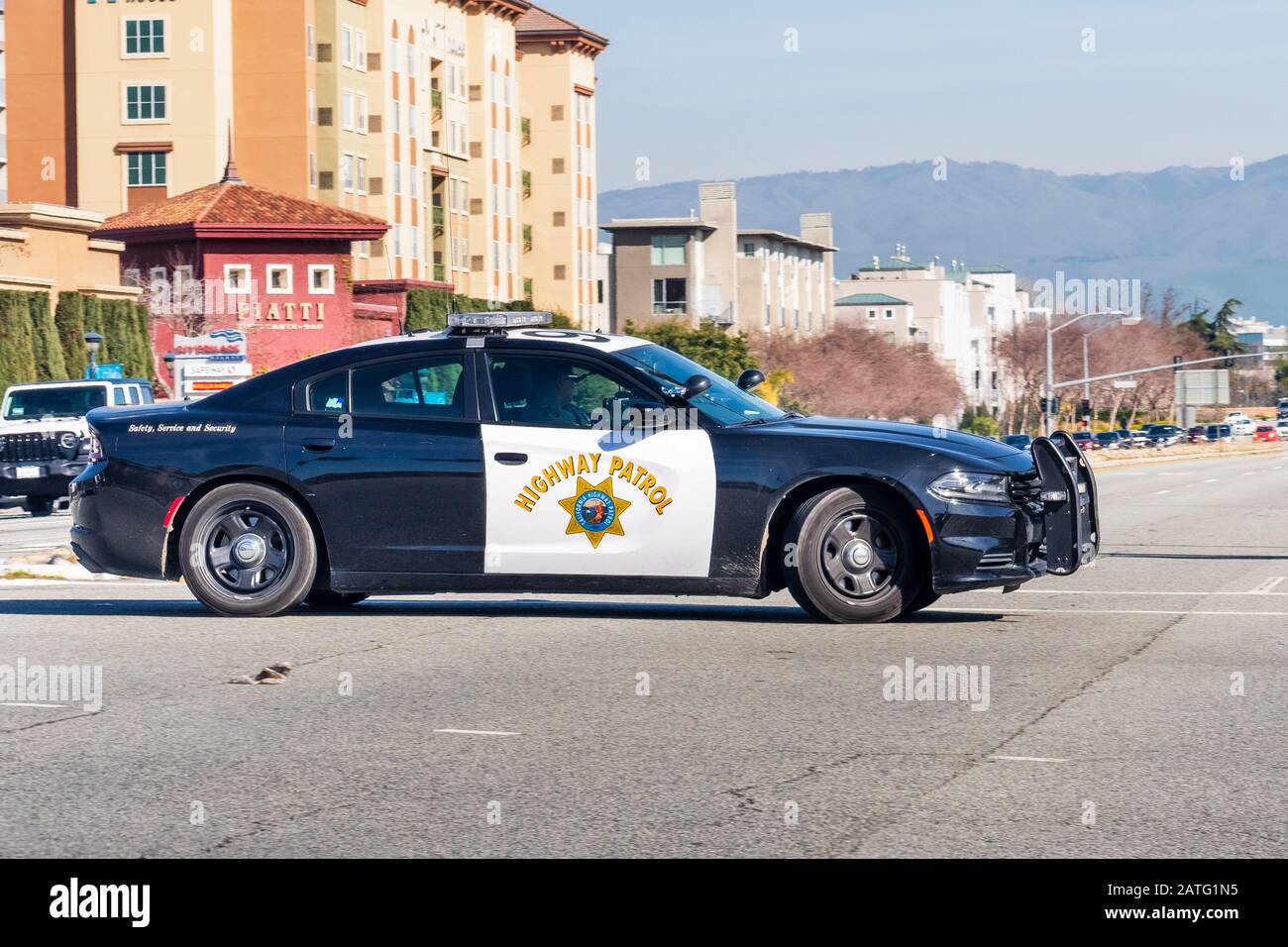 31. Januar 2020 Santa Clara/CA/USA - Highway Patrol Vehicle Driving on a Street in San Francisco Bay Area; The California Highway Patrol (CHP) is a s. Stockfoto