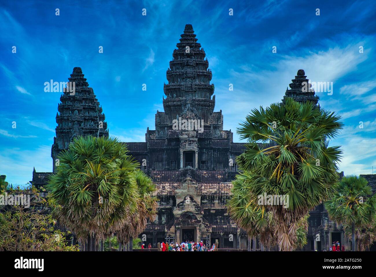 Siem Reap, Kambodscha 18. Dezember 2019: Touristen, die die antiken Ruinen von Angkor Wat erkunden, der größten religiösen Tempelanlage der Welt Stockfoto