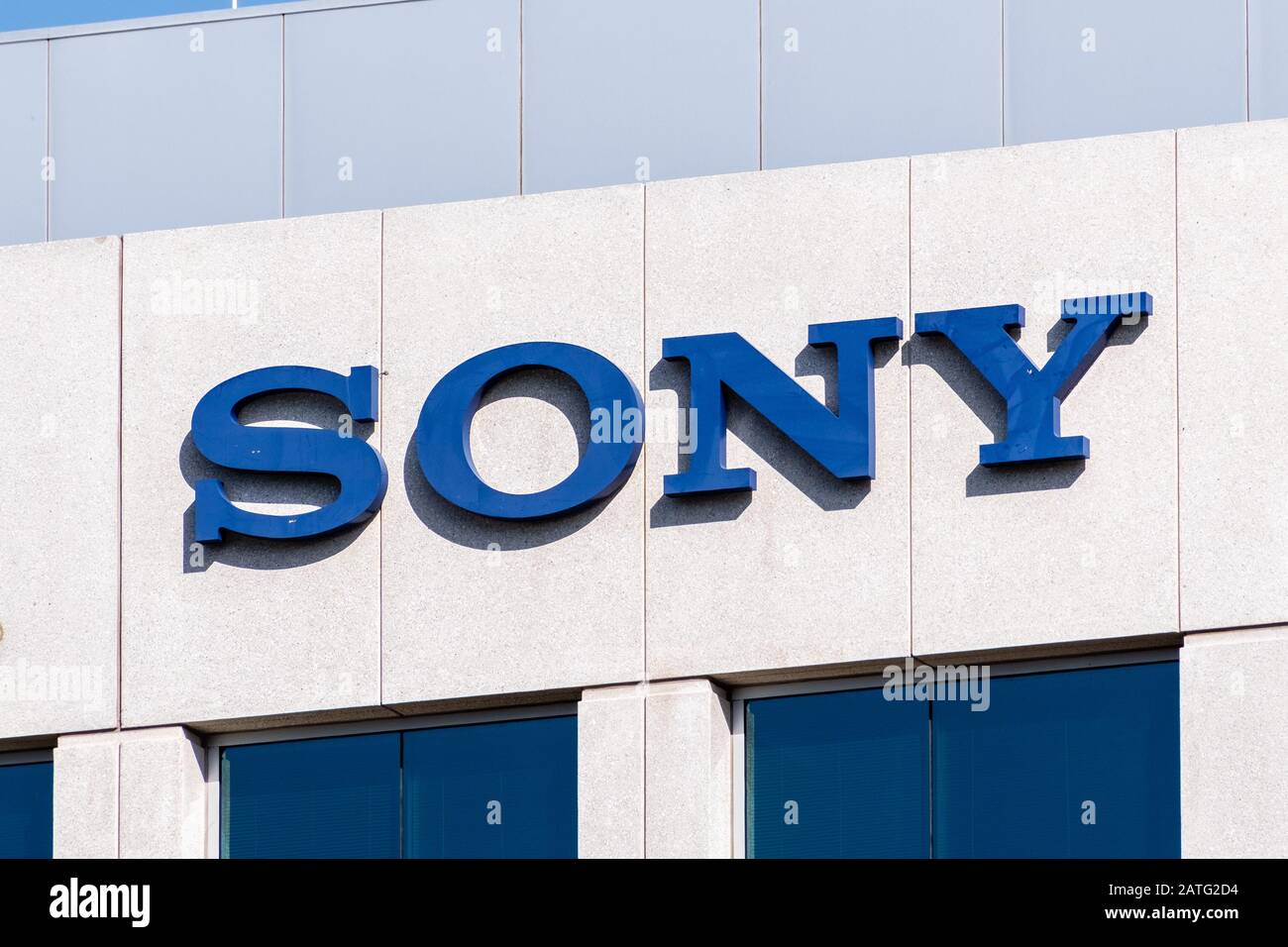 31. Januar 2020 San Jose/CA/USA - Sony Schild in den Sony Electronics Inc Büros im Silicon Valley; Sony Corporation ist ein japanischer multinationaler Konzern Stockfoto