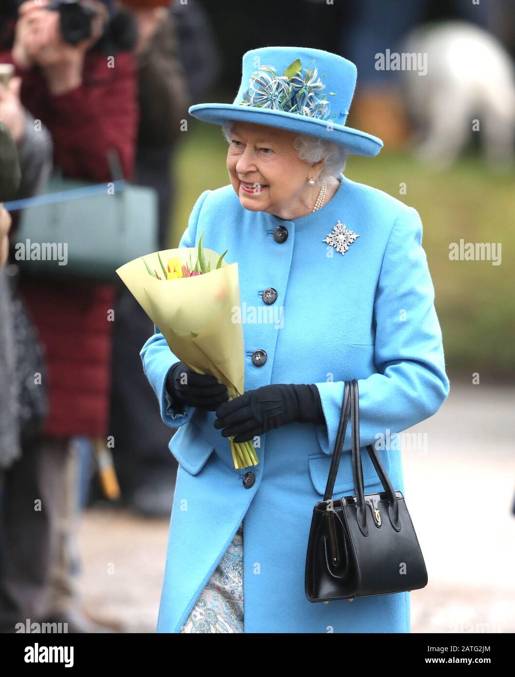 Sandringham, Großbritannien. Februar 2020. Königin Elizabeth II. Besucht den Sonntagmorgen in der St. Peter & St. Paul Church in West Newton, in der Nähe von Sandringham, Norfolk. Ihre Majestät macht auch den kurzen Spaziergang zum Dorfhaus und trifft viele Wohlhabende, die die Strecke säumen. West Newton, Norfolk, am 2. Februar 2020. Credit: Paul Marriott/Alamy Live News Stockfoto