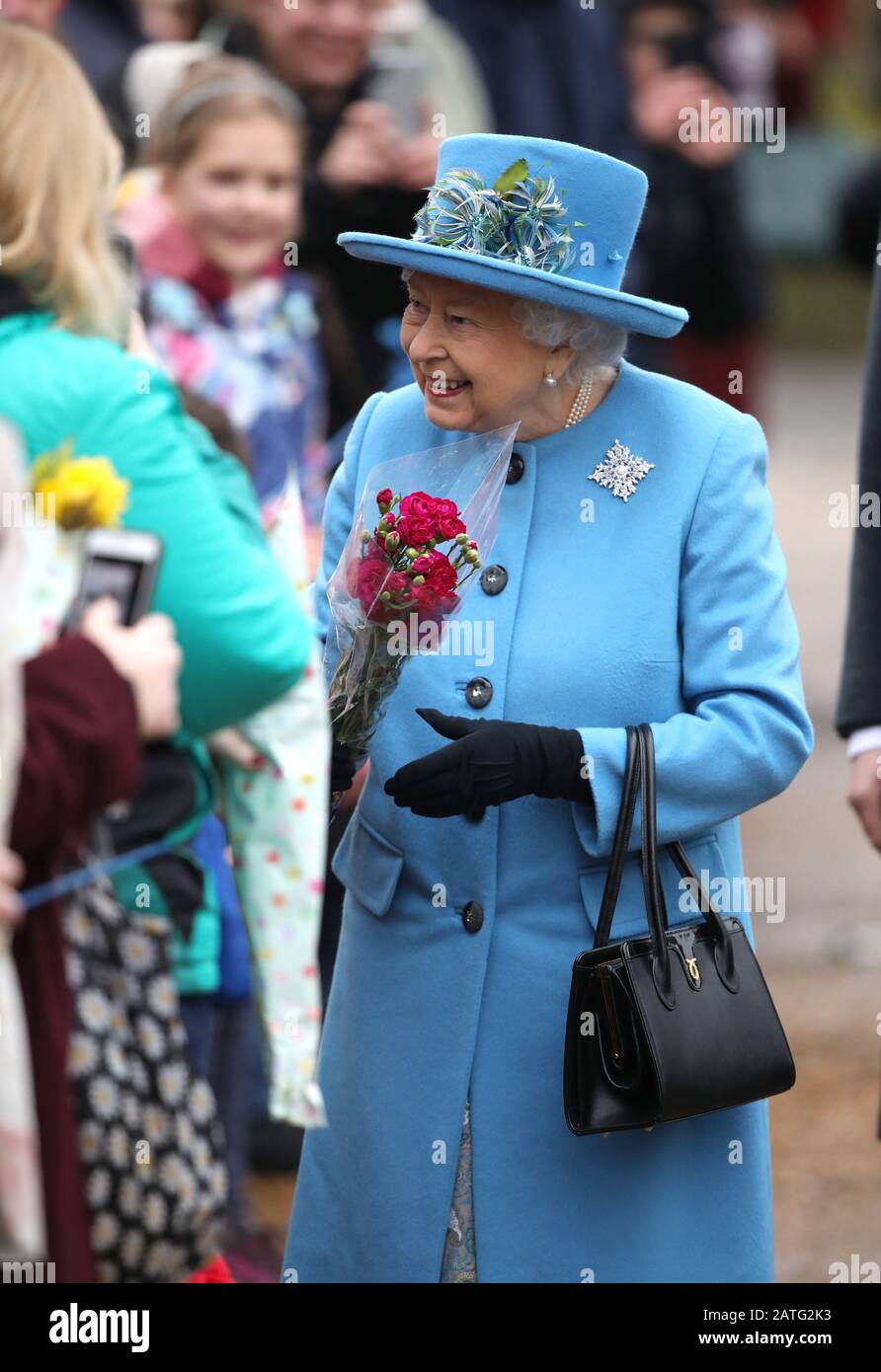 Sandringham, Großbritannien. Februar 2020. Königin Elizabeth II. Besucht den Sonntagmorgen in der St. Peter & St. Paul Church in West Newton, in der Nähe von Sandringham, Norfolk. Ihre Majestät macht auch den kurzen Spaziergang zum Dorfhaus und trifft viele Wohlhabende, die die Strecke säumen. West Newton, Norfolk, am 2. Februar 2020. Credit: Paul Marriott/Alamy Live News Stockfoto