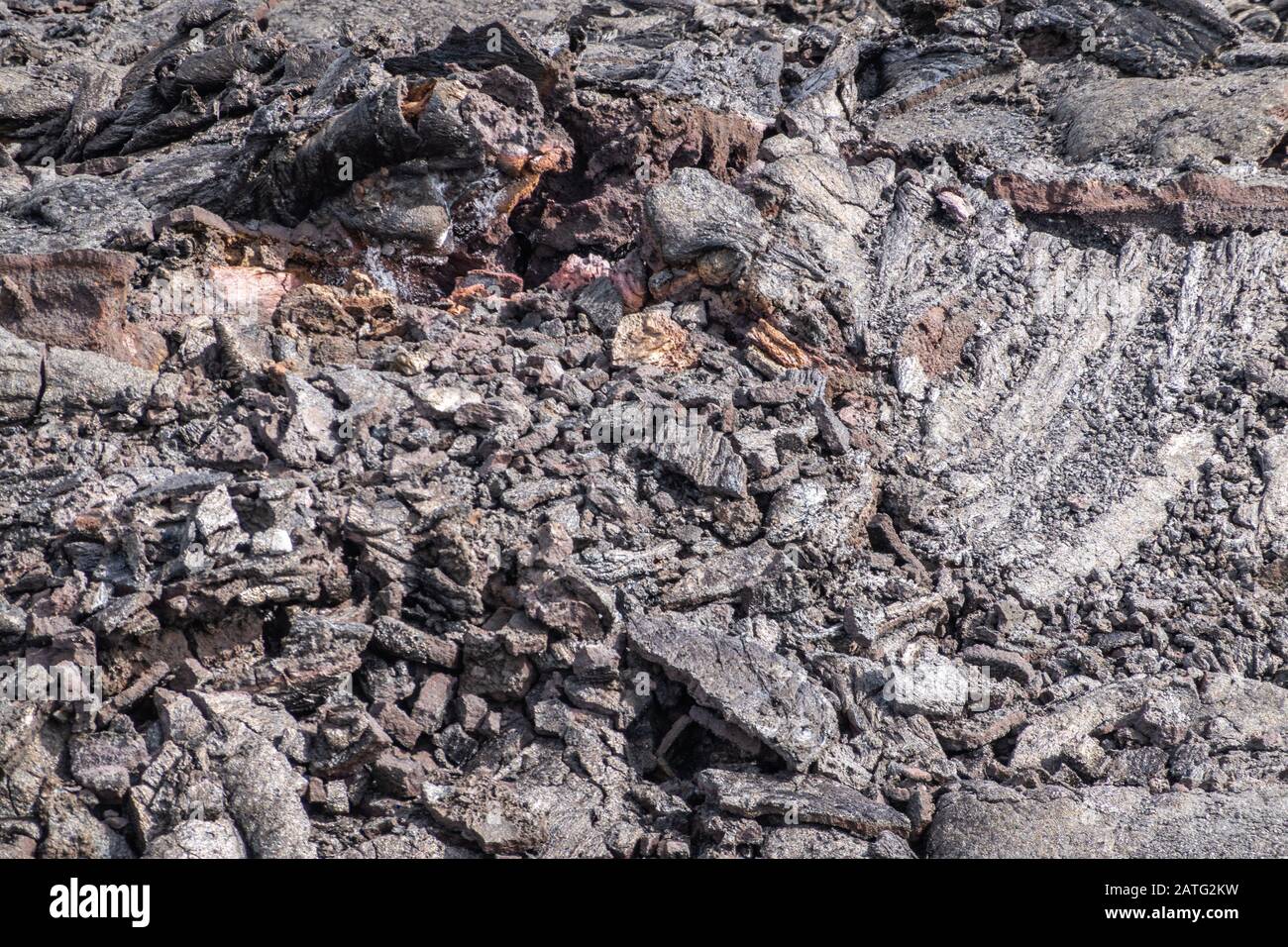 Leilani Estate, Hawaii, USA. - 14. Januar 2020: 2018 Kilauea Vulkanausbruch verhärtete schwarzes Lavafeld. Nahaufnahme der oberen Kruste, die röhrenartig zerbrochen ist Stockfoto