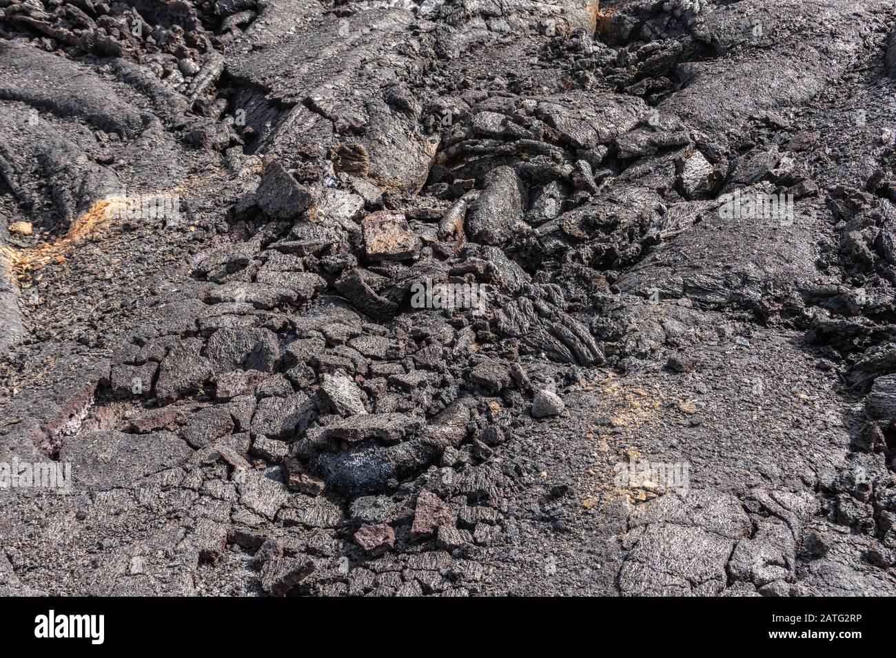 Leilani Estate, Hawaii, USA. - 14. Januar 2020: 2018 Kilauea Vulkanausbruch verhärtete schwarzes Lavafeld. Nahaufnahme von gerissenen Krustenfalten. Stockfoto