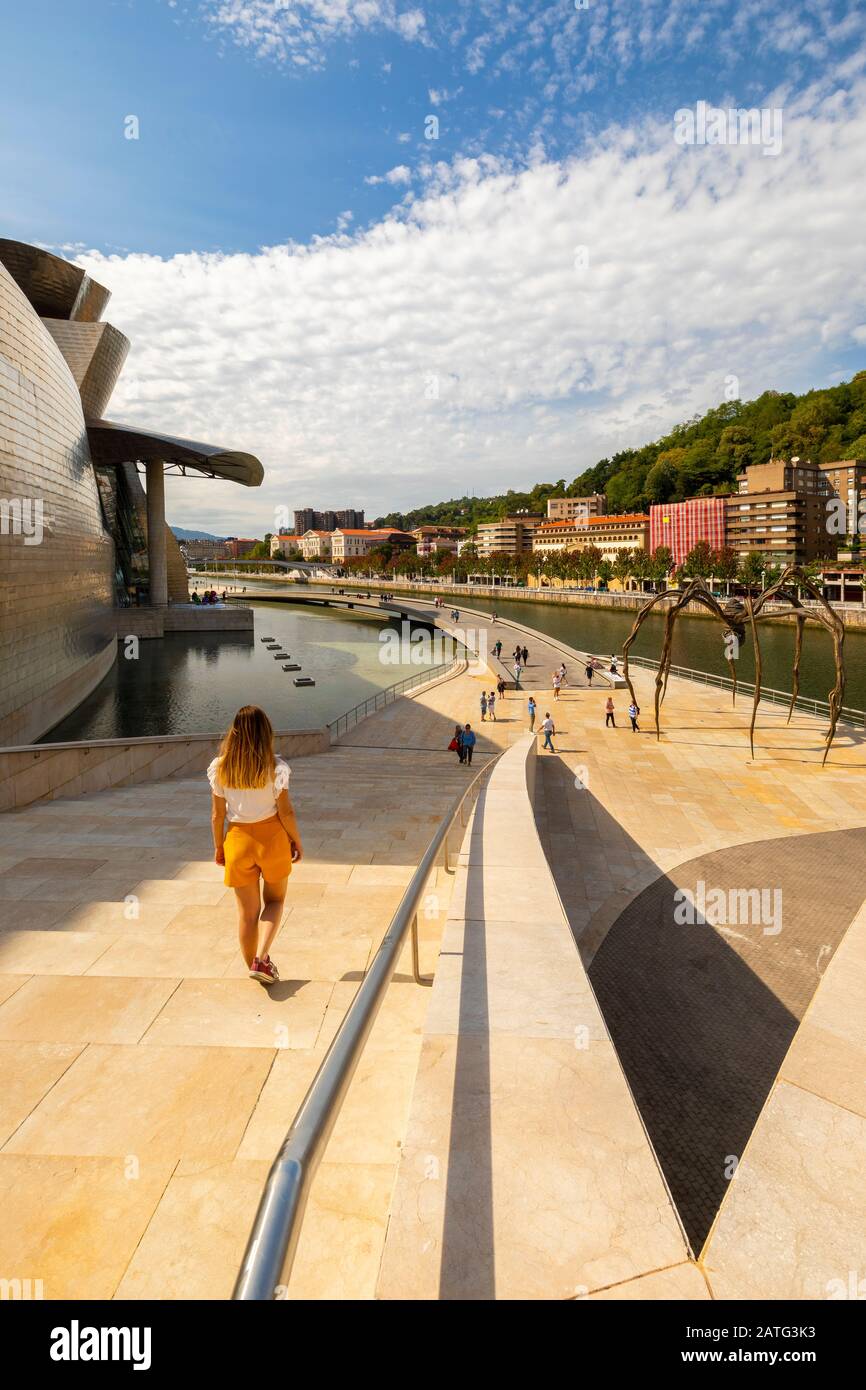 Woman Walks at Guggenheim Museum, Bilbao, Baskenland, Spanien, Iberische Halbinsel, Westeuropa Stockfoto