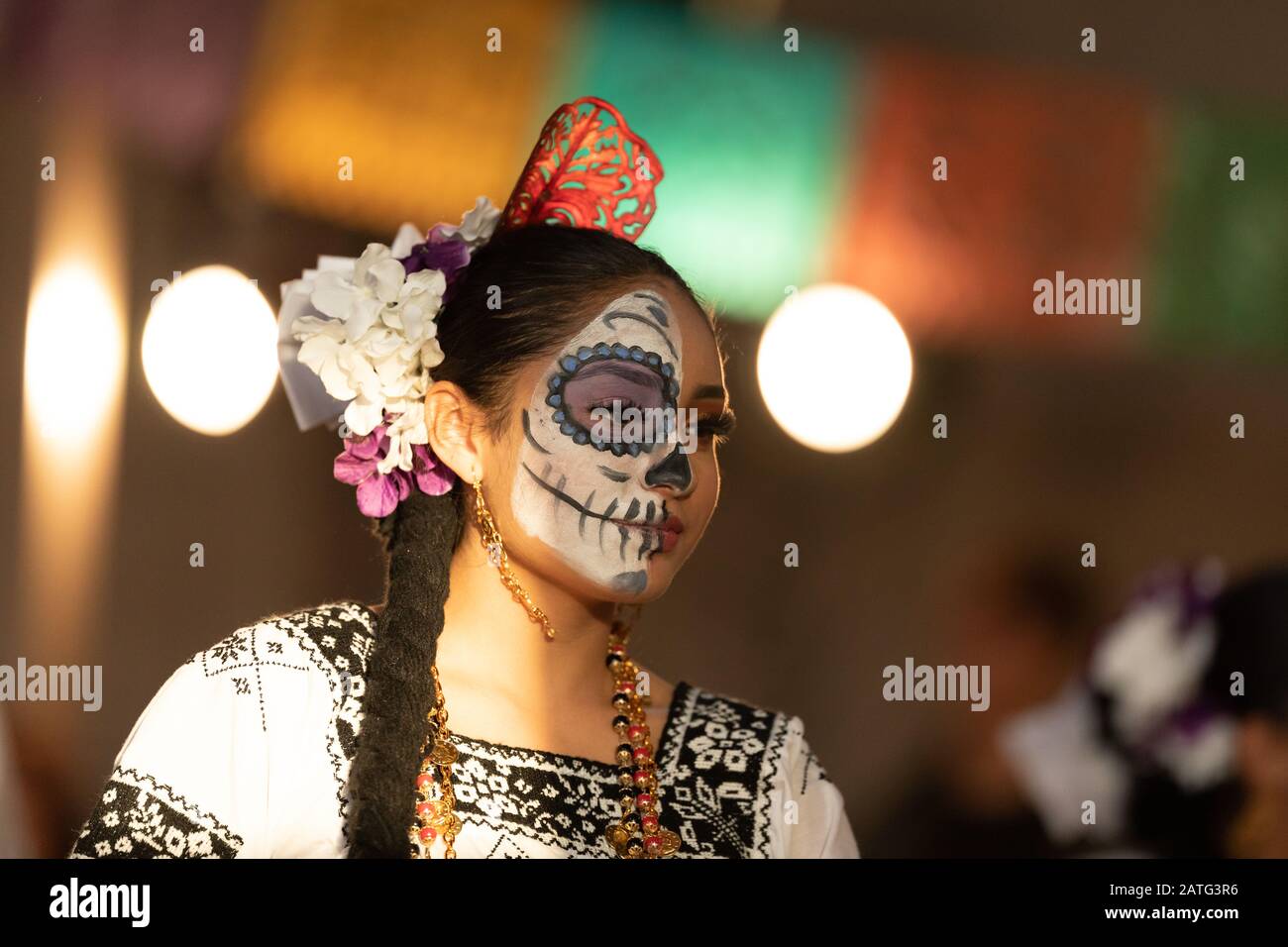 Indianapolis, Indiana, USA - 2. November 2019: Day of the Dead, junge mexikanische Frau mit traditioneller Kleidung und mit Schädelgesicht, Performin Stockfoto