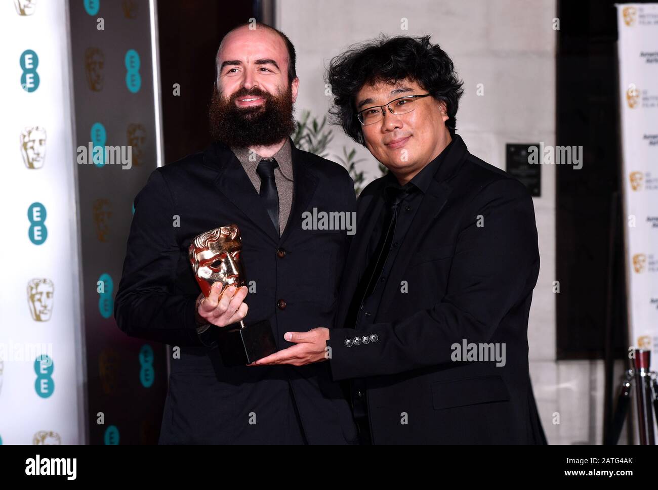 Bong Joon Ho (rechts) mit seinem Film Nicht In Der englischen Sprache Bafta für Parasiten, die an der After-Show-Party für die 73. British Academy Film Awards teilnehmen. Stockfoto