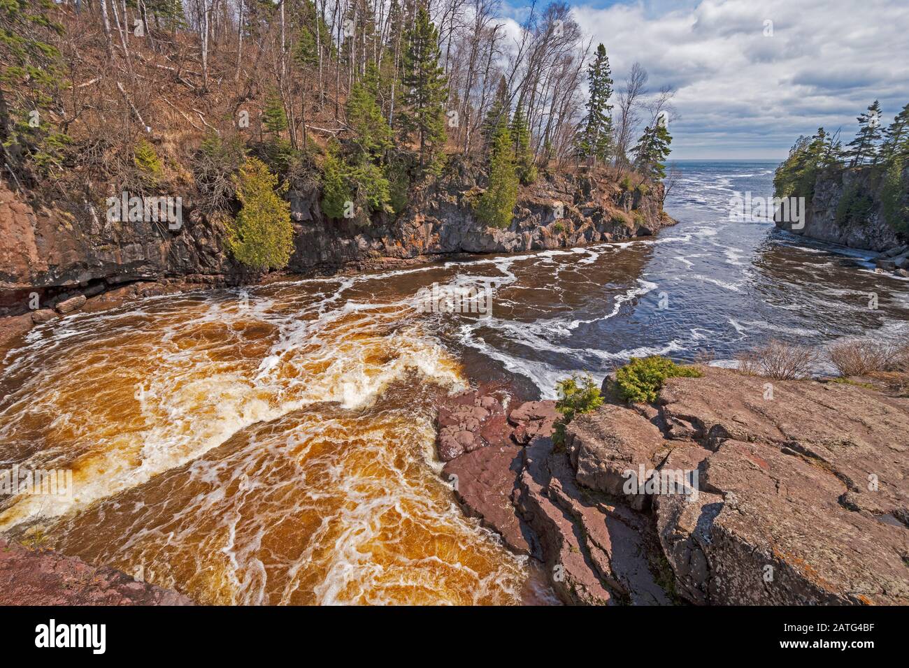 Der Frühling Überschwemmt Die Großen Seen auf dem Temperance River und führt zum Lake Superior Stockfoto