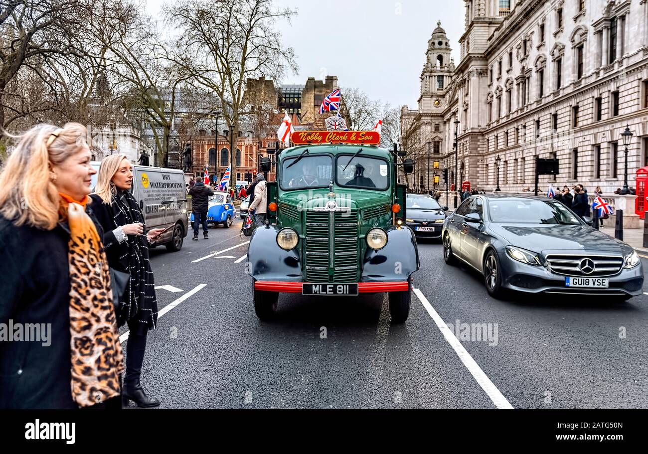 Brexit feiert am 30. Januar 2020 - Ein Lastwagen von Vintage Green Bedford mit Flaggen von Union Jack, der durch Westminster fährt Stockfoto