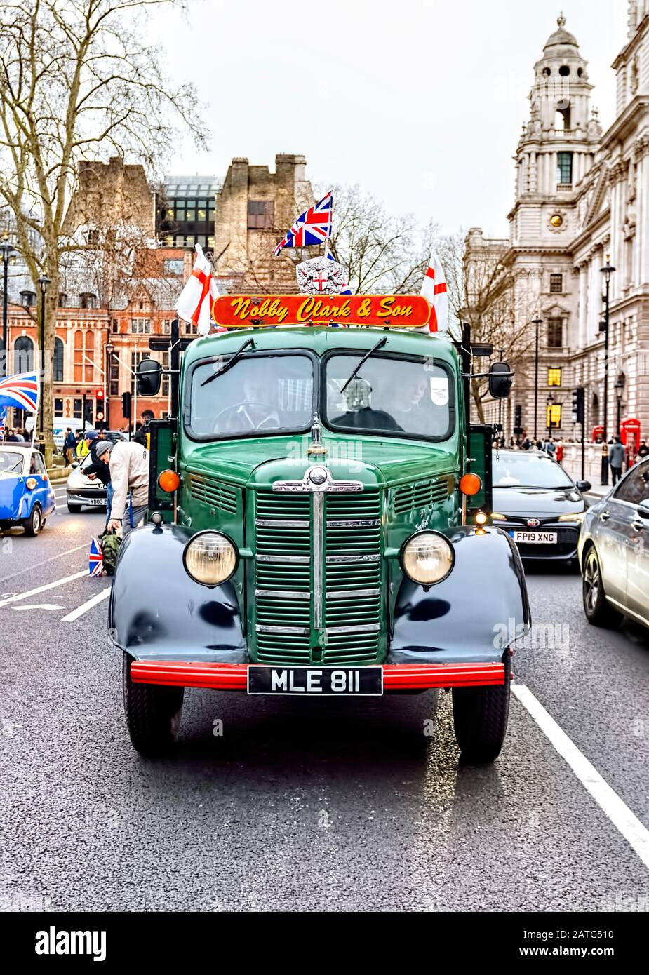 Brexit feiert am 30. Januar 2020 - Ein Lastwagen von Vintage Green Bedford mit Flaggen von Union Jack, der durch Westminster fährt Stockfoto