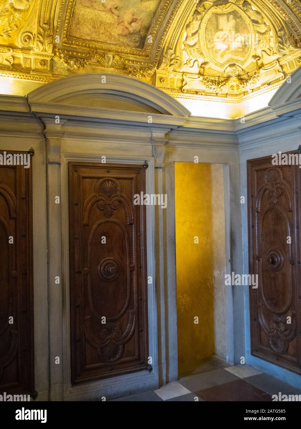 Falsche und echte Türen in einem der geheimen Räume Von Florenz Palazzo Vecchio Stockfoto