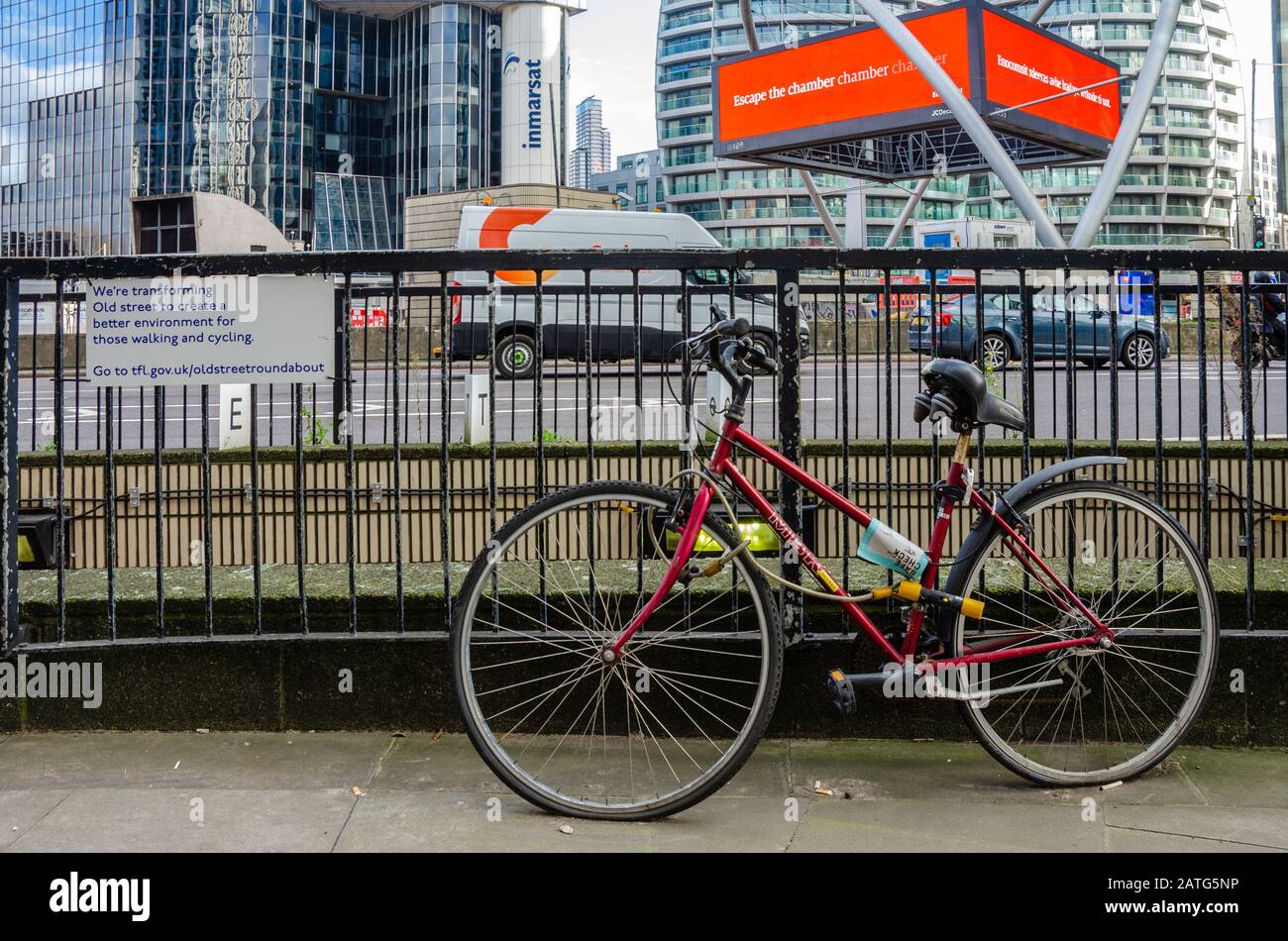 Ein Fahrrad, das am Geländer vor Dem Silicon Roundabout im Londoner Geschäftsviertel befestigt ist. Stockfoto