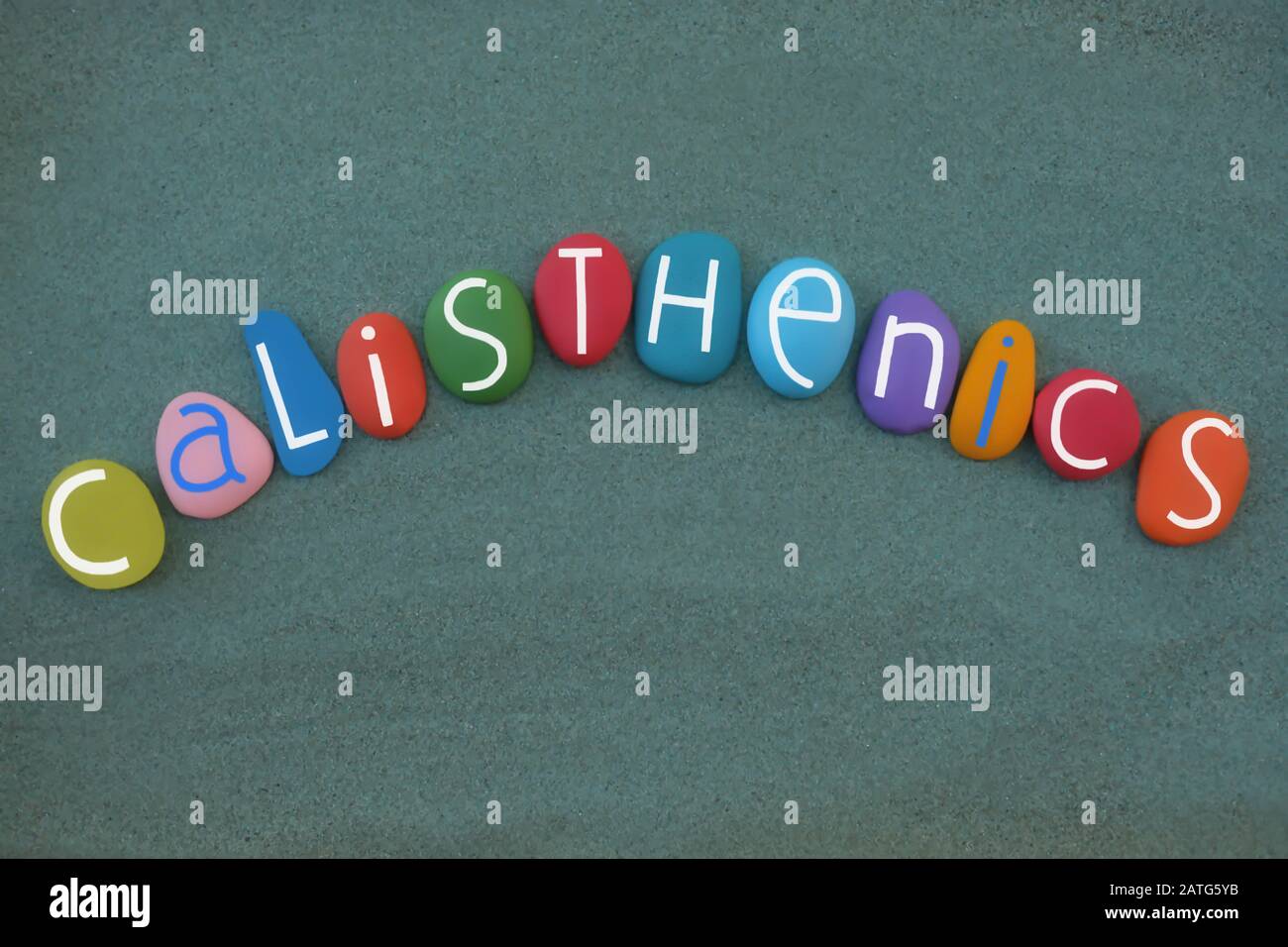 Kalistheniker, Form synchronisierter körperlicher Ausbildung zur Steigerung des Zusammenhalts und der Disziplin der Gruppe und gefeiert mit mehrfarbigen Steinbuchstaben Stockfoto