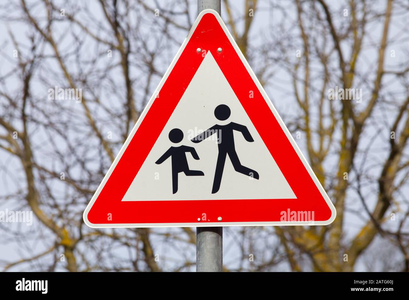 Deutsche Beschilderung Aufmerksamkeit Kinder, die die Straße überqueren, warnen Autofahrer Stockfoto