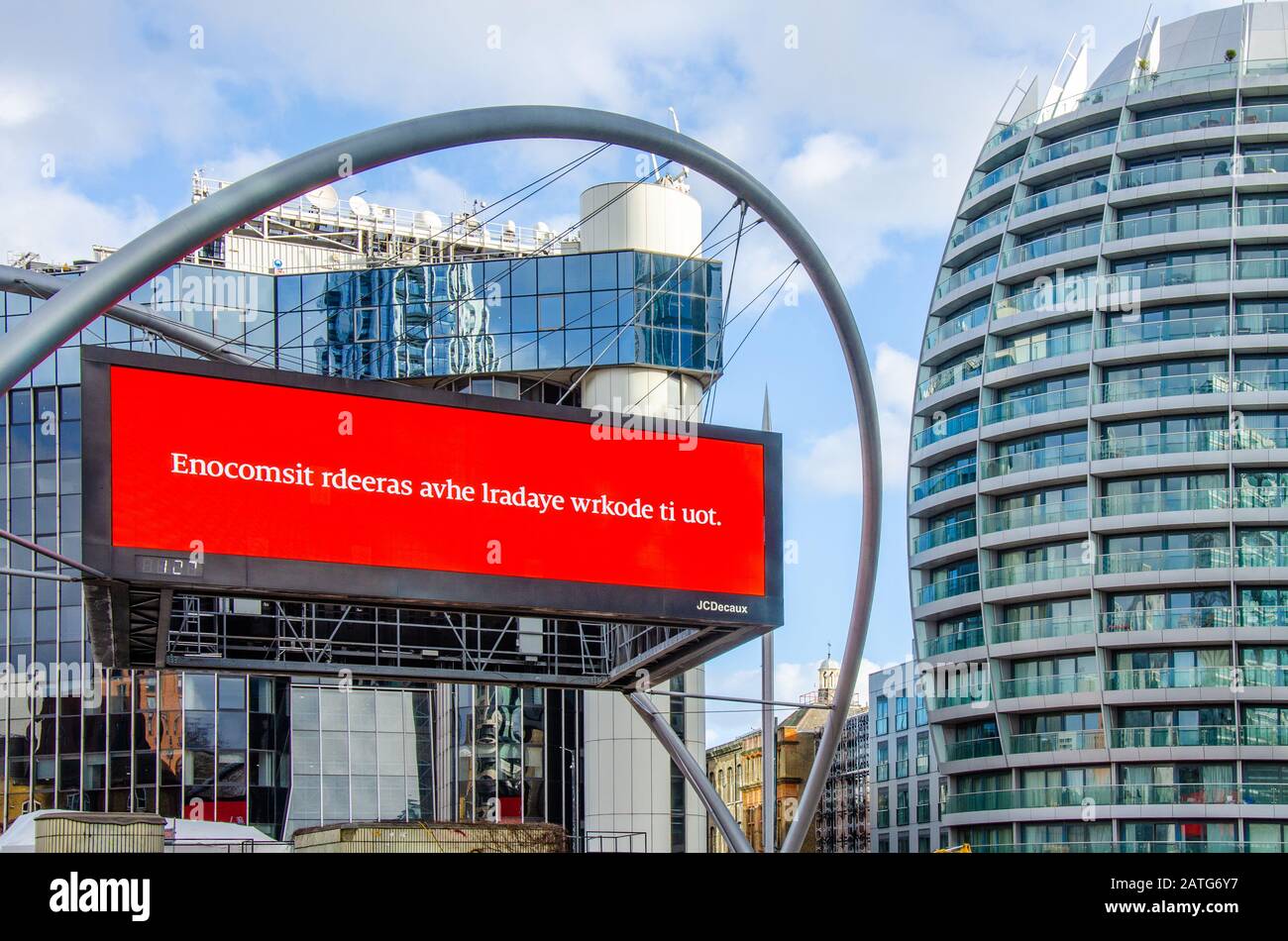 Eine große Werbetafel hängt mitten Im Silicon Roundabout in London, Großbritannien. Stockfoto