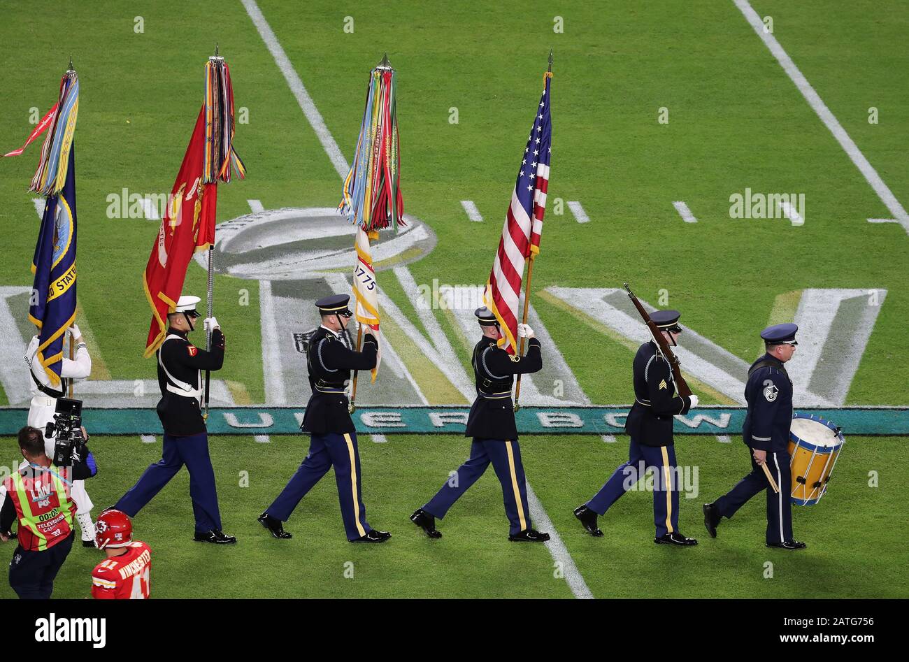 Miami Gardens, USA. Februar 2020. Eine Ehrenwache lenkt das Feld, bevor die Kansas City Chefs am Sonntag, 2. Februar 2020, im Super Bowl LIV im Hard Rock Stadium in Miami Gardens den San Francisco 49ers gegenüberstehen. Foto von Tasos Katopodis/UPI Credit: UPI/Alamy Live News Stockfoto