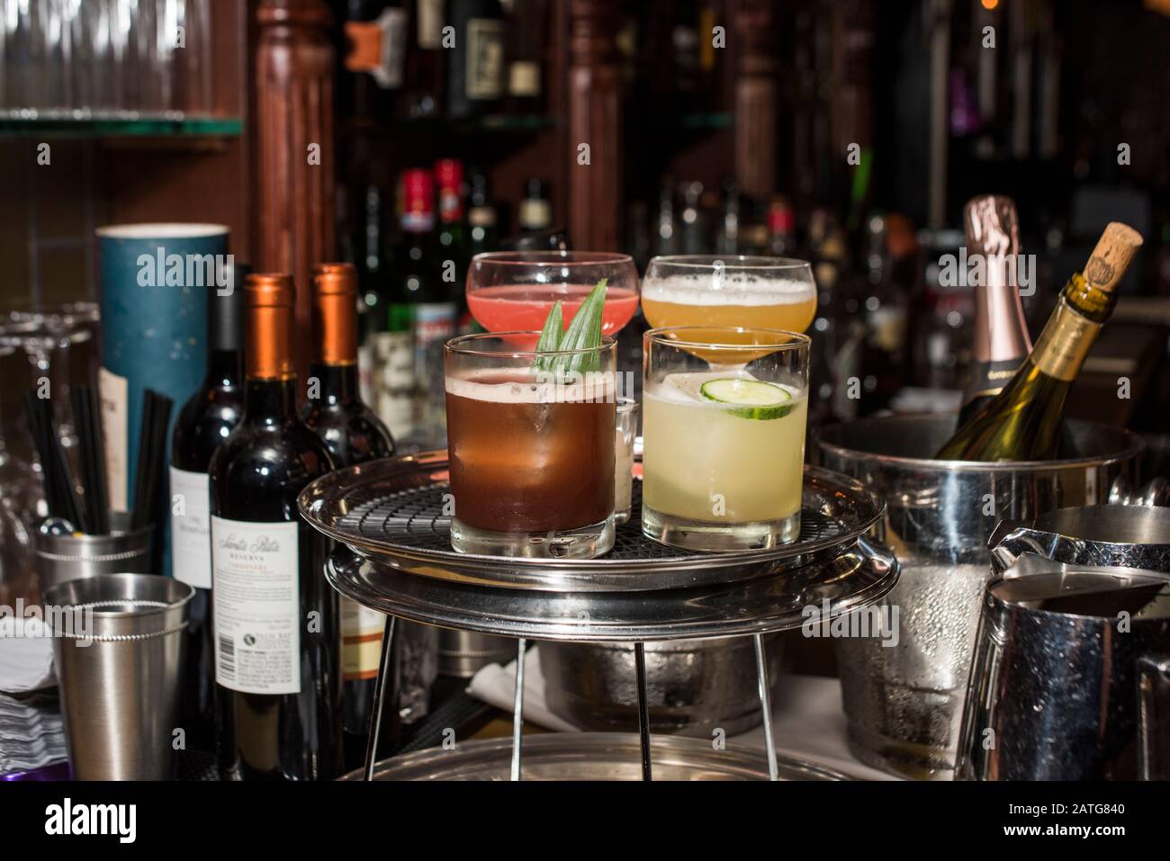 Tablett mit schicken Cocktails im Speckeasy Stockfoto