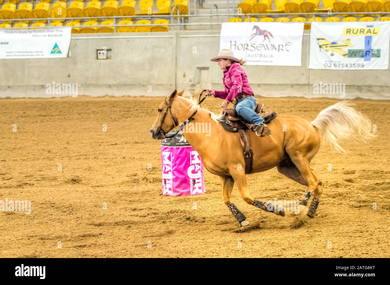 Barrel Race Cowgirl. Stockfoto