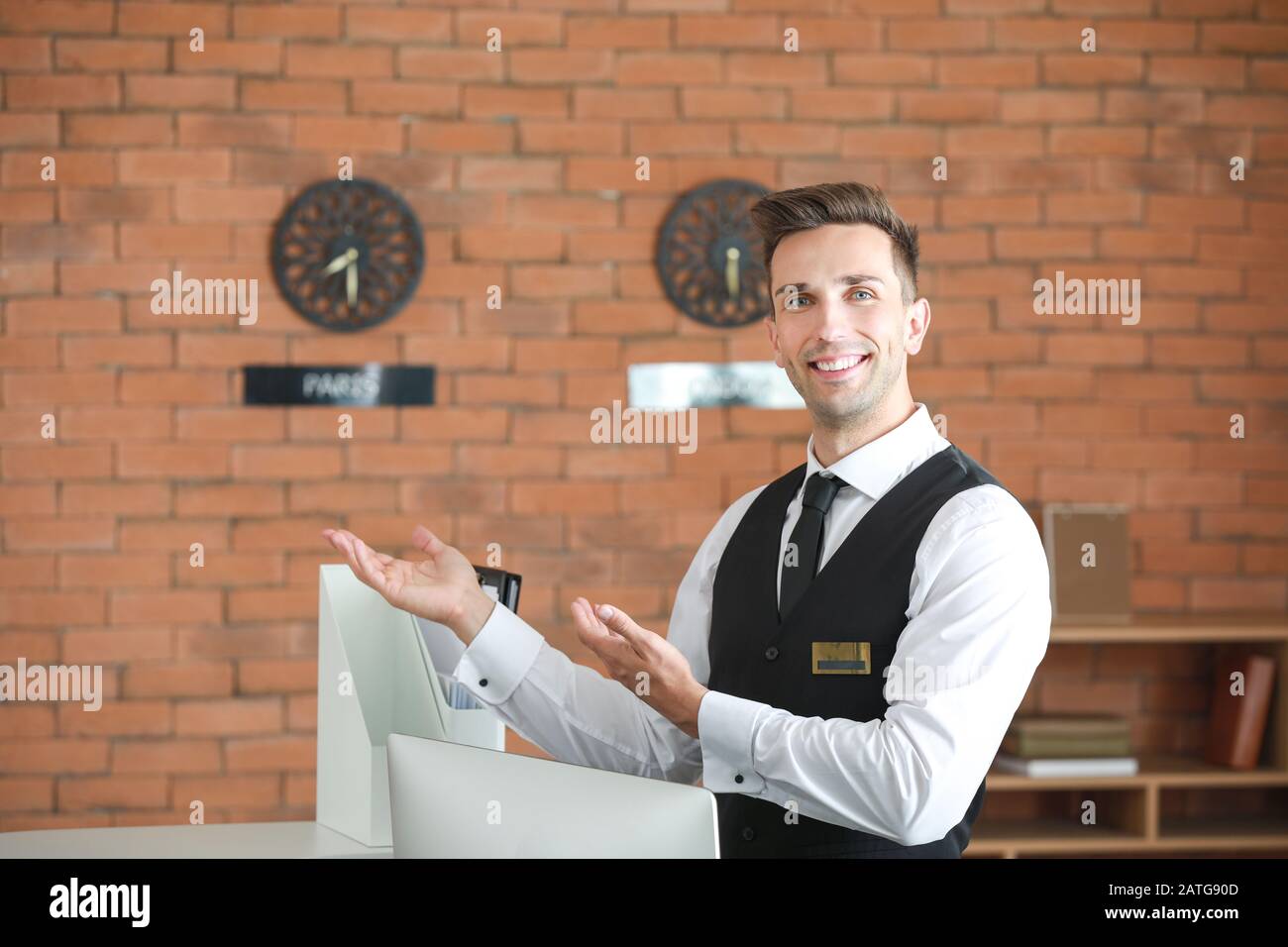 Porträt der männliche Mitarbeiter an der Rezeption im Hotel Stockfoto