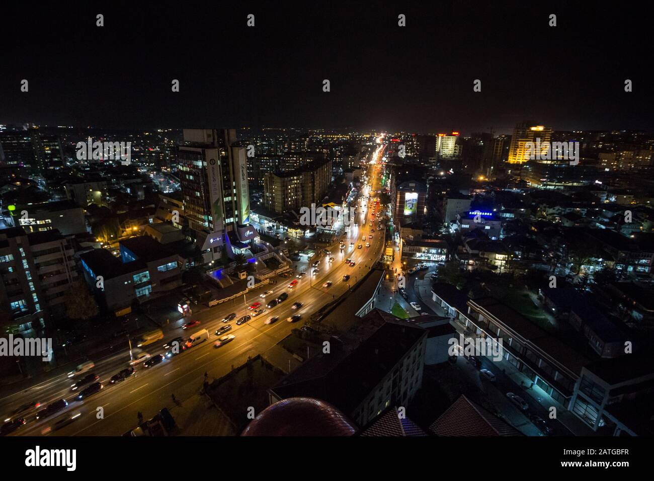 PRISHTINA, KOSOVO - November 11, 2016: Nachtansicht der Bill Clinton Boulevard und George W Bush Boulevard in Prishtina mit Autos und Verkehr p Stockfoto