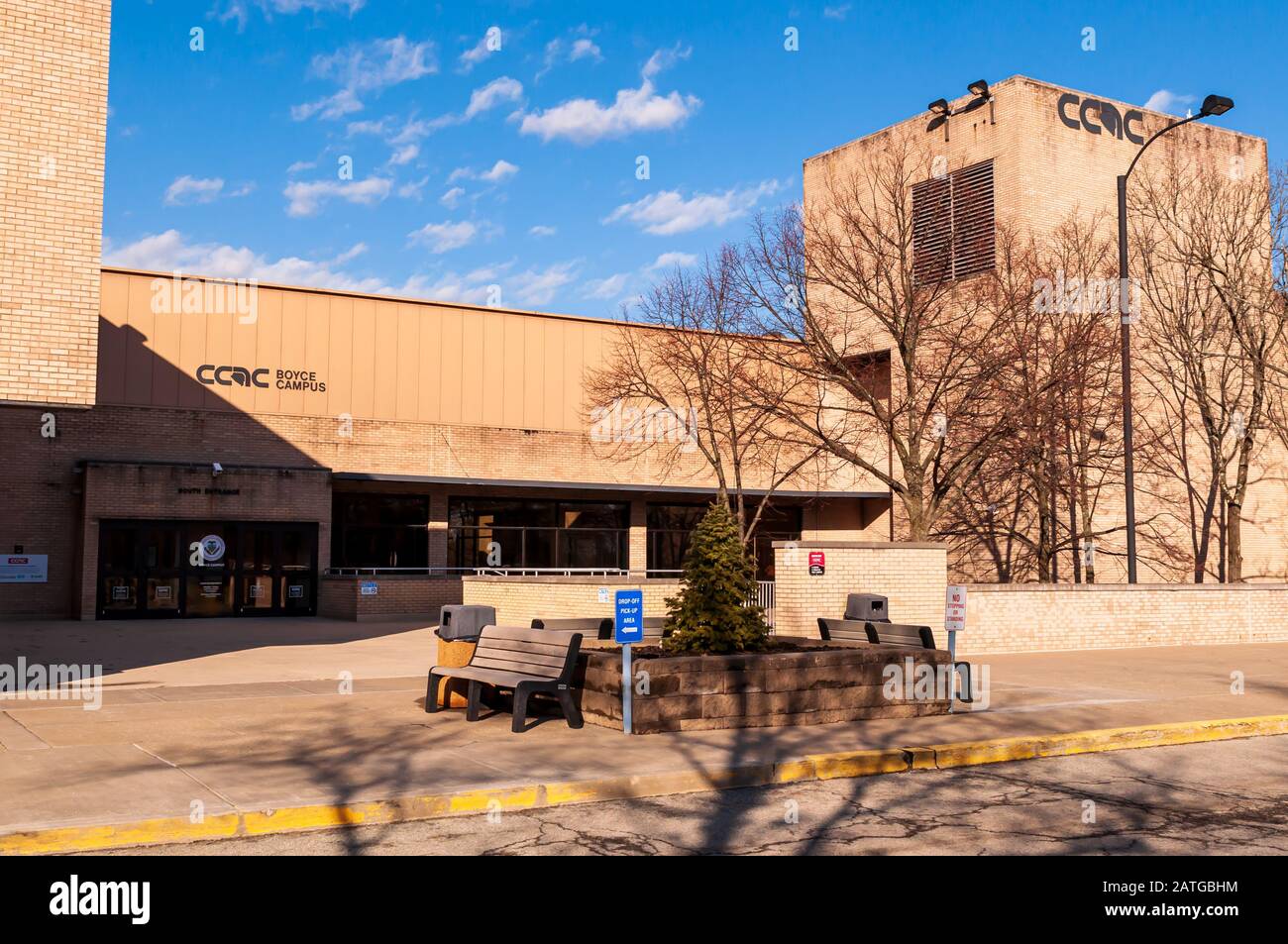 Der Südeingang zum Boyce Campus des Community College von Allegheny County an einem sonnigen Wintertag, Monroeville, PA. USA Stockfoto