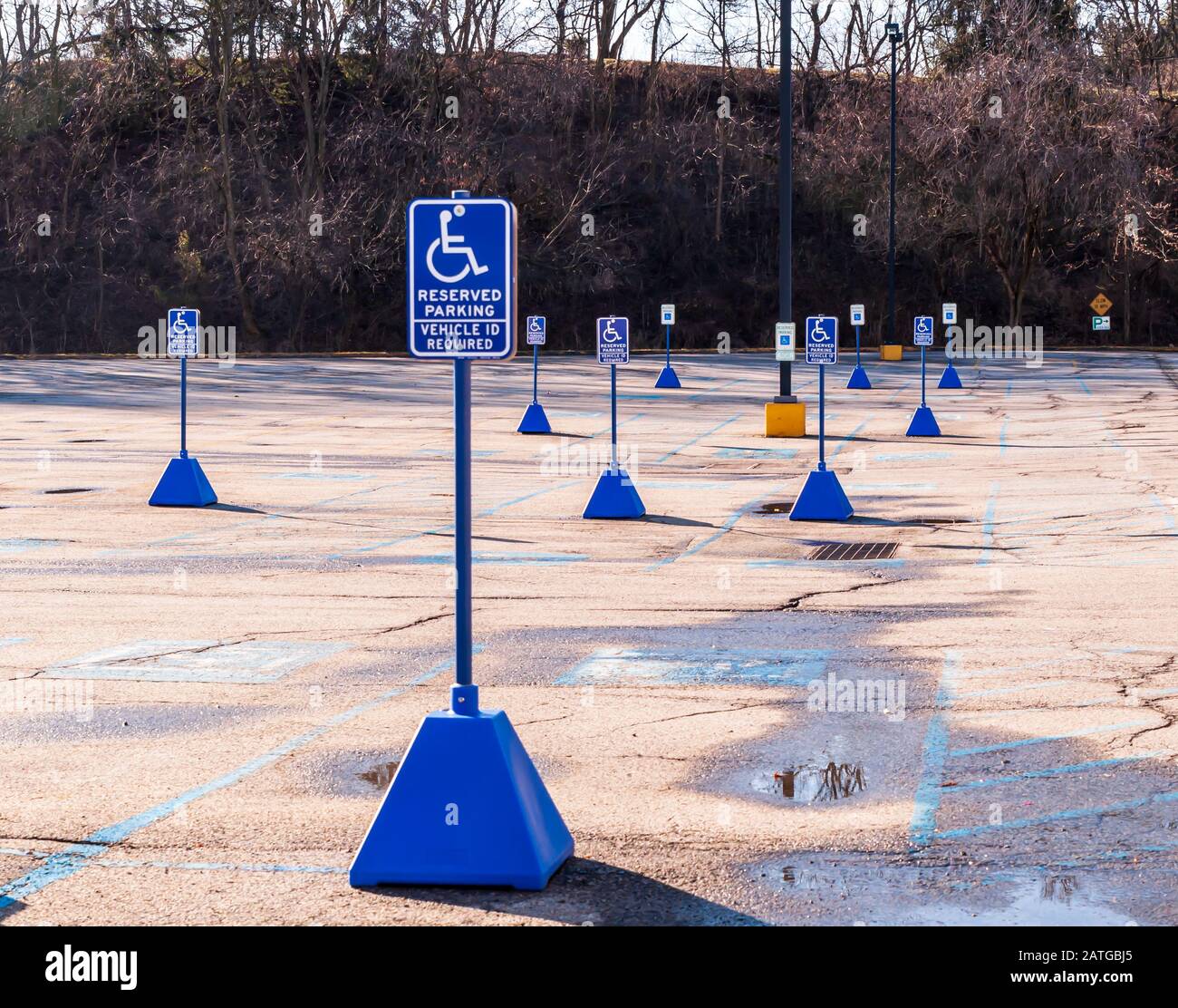 Behinderten-Parkschilder auf einem Parkplatz an einem sonnigen Tag Stockfoto