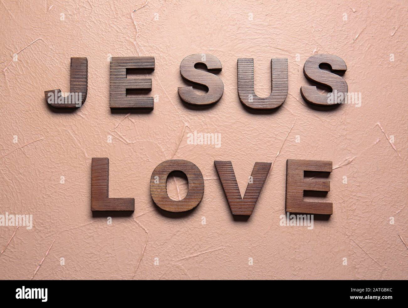 Text JESUS LIEBE auf Farbhintergrund Stockfoto