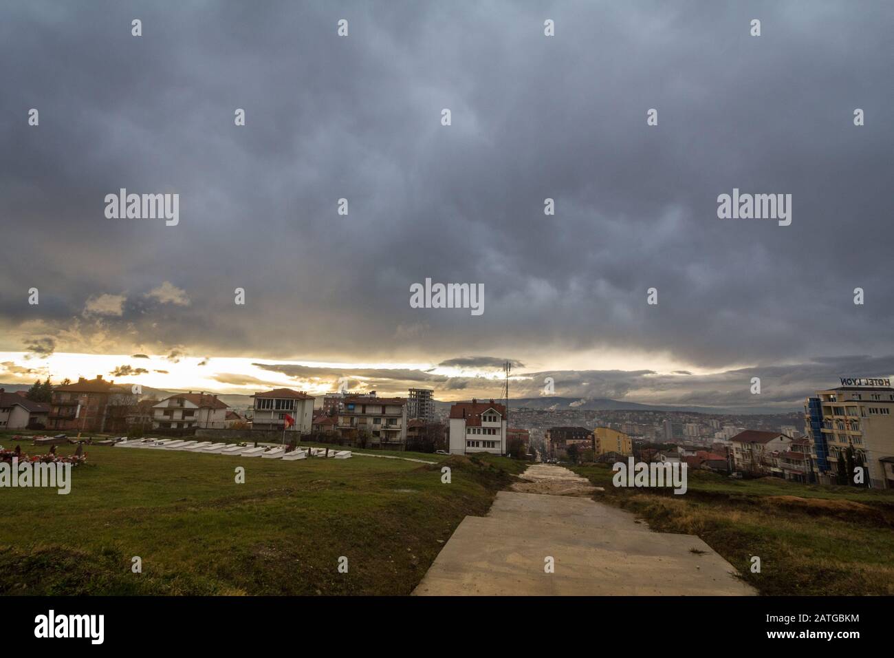 Prishtina, KOSOVO - 12. NOVEMBER 2016: Panorama-Luftbild von Prishtina, der Hauptstadt des Kosovo, vom Hügel Velania mit dem Memorial Cemete aus gesehen Stockfoto