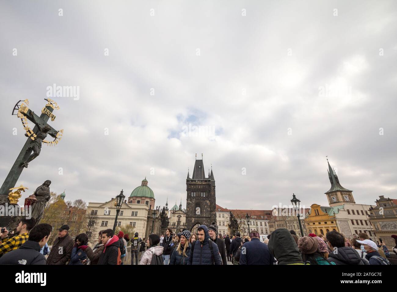 Prag, TSCHECHIEN - 1. NOVEMBER 2019: Alter Stadtbrücken-Turm der Karlsbrücke (Karluv Most) oder staromestska mostecka vez in Prag, Tschechien, siehe Stockfoto
