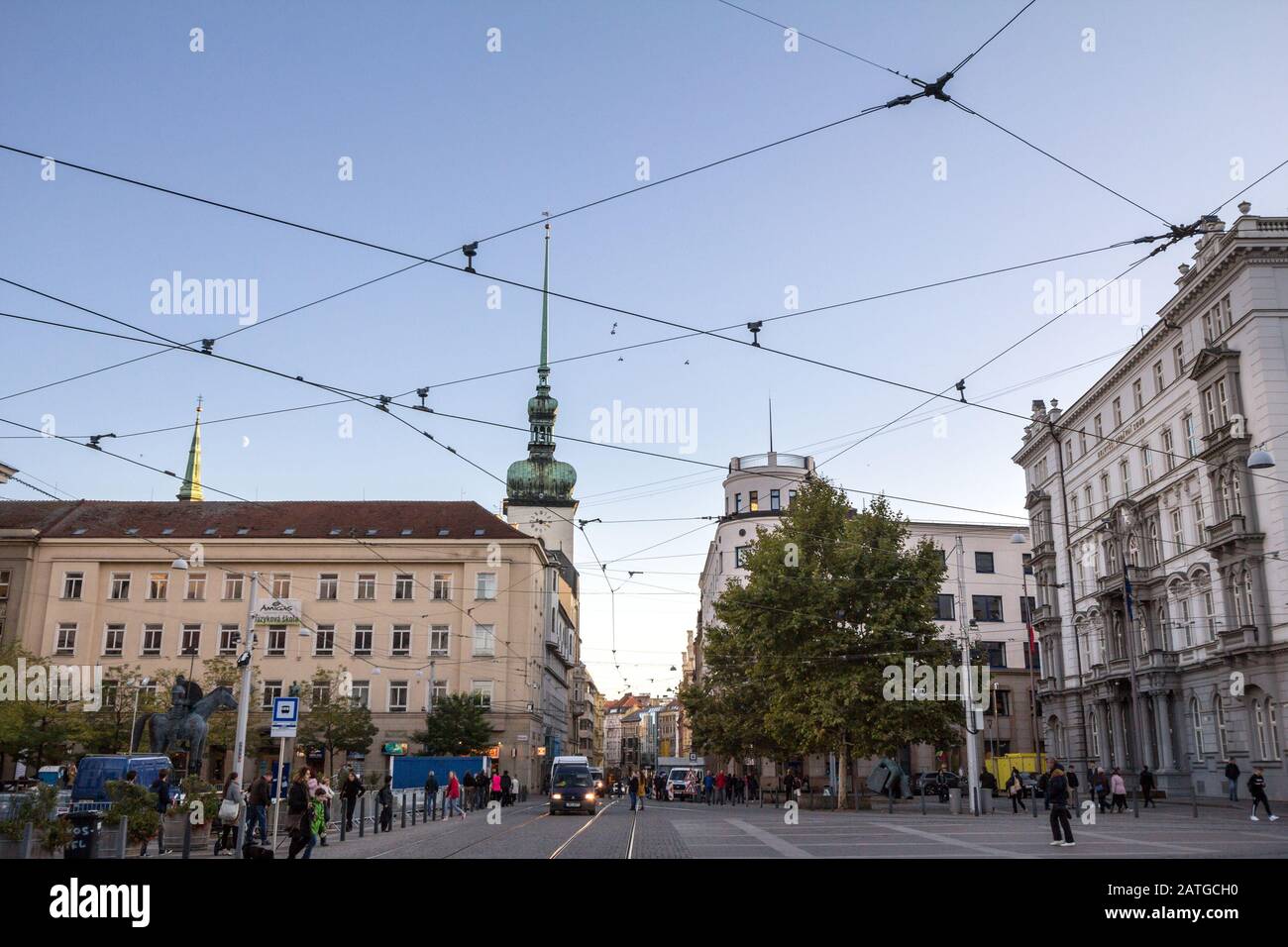 Brno, TSCHECHIEN - 4. NOVEMBER 2019: Rasinova Fußgängerzone in der Innenstadt von Brünn mit einer St james Kirche, auch Kostel Svateho Jakuba genannt, umgeben Stockfoto