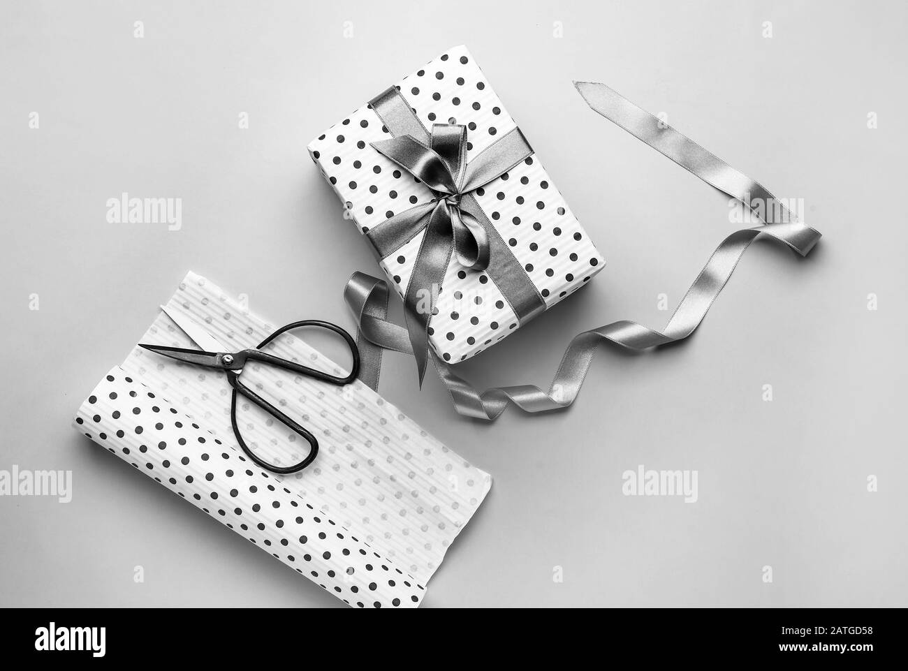 Gepackte Geschenke auf hellem Hintergrund Stockfoto