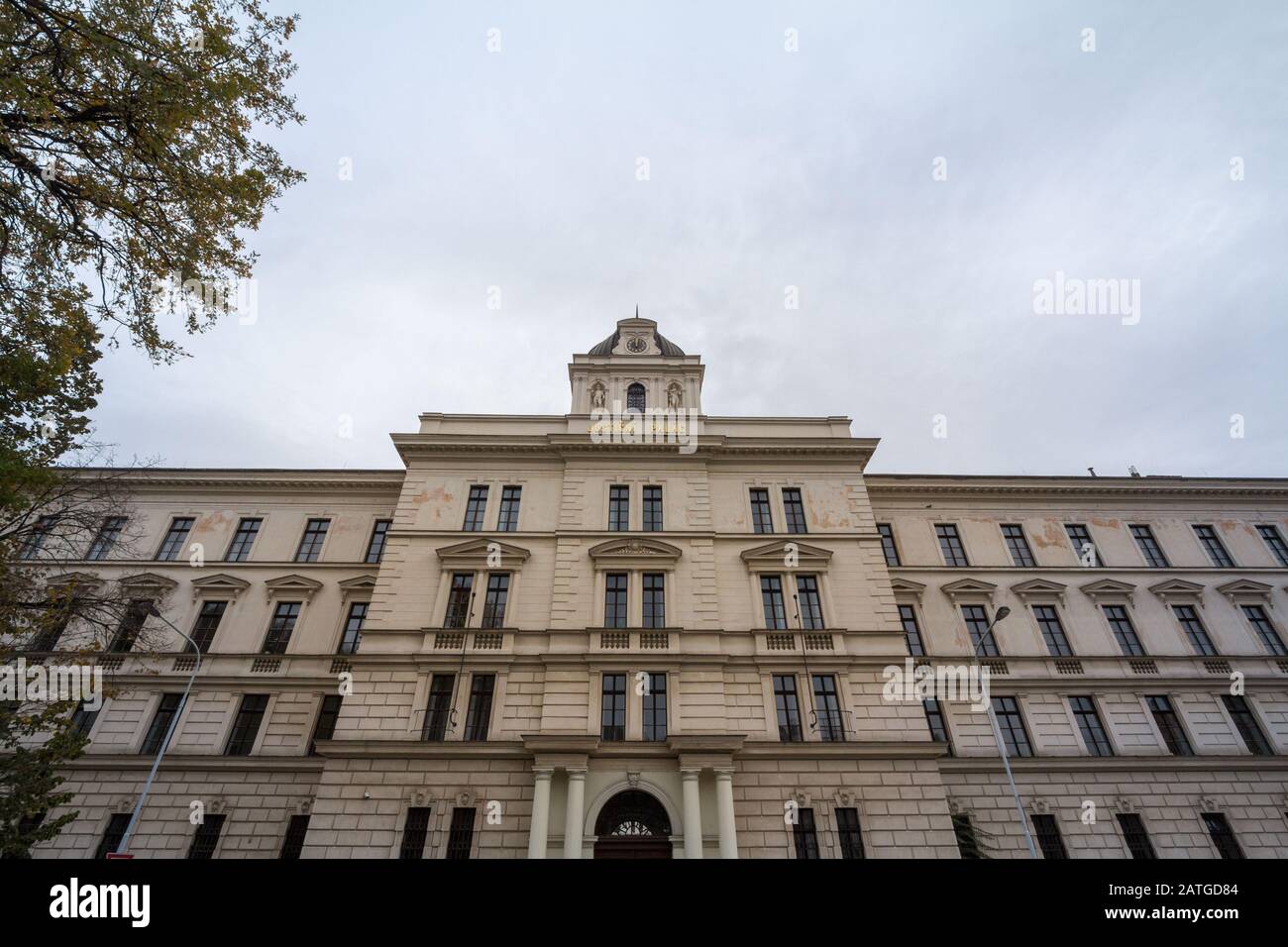 Hauptfassade des historischen Gebäudes des Gerichtshofs (Justicni Palac) in Prag, Tschechien. Es ist ein Wahrzeichen des tschechischen Rechtssystems, ho Stockfoto