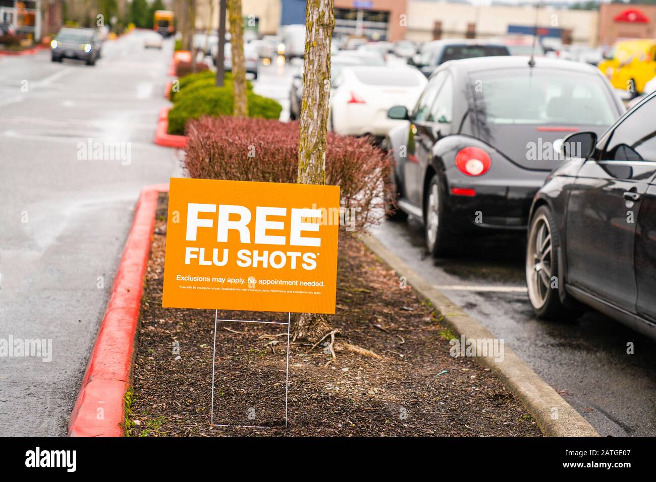 Schild für kostenlose Grippeschüsse draußen auf dem Apothekenparkplatz. Stockfoto