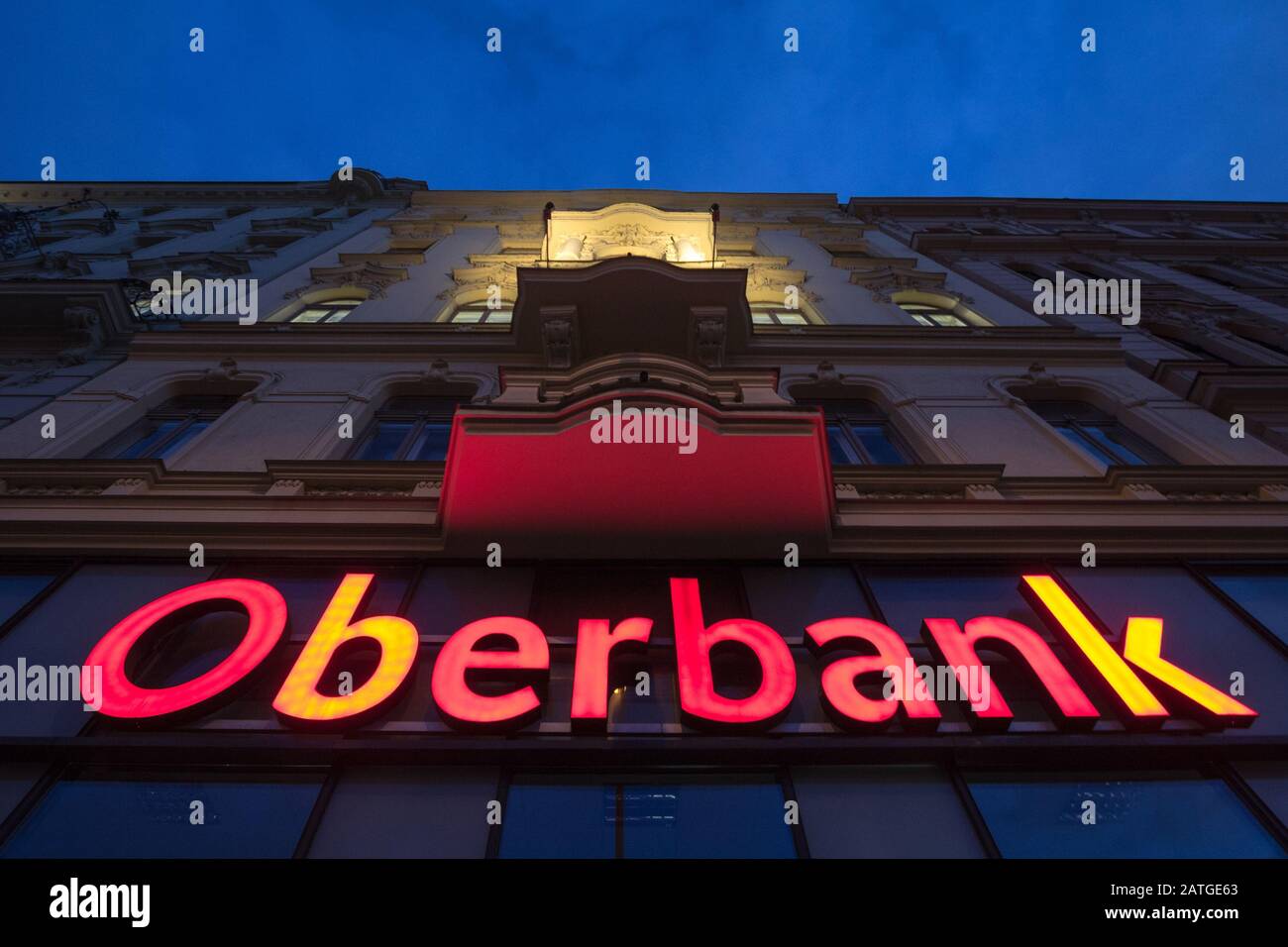 Prag, TSCHECHIEN - 2. NOVEMBER 2019: Oberbank-Logo auf ihrer Hauptbank im Zentrum von Prag. Die Oberbank ist eine österreichische Bank, die in den ZentralEuro investiert Stockfoto