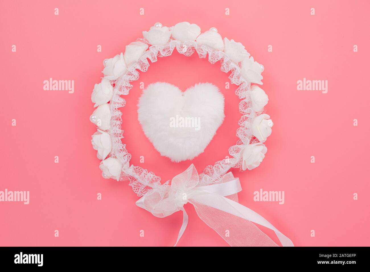 Die weißen Herzformen und der brautschleier über dem rosa Pastellhintergrund. Grußkarten, Love und Valentines Day Konzept. Flaches Layout, Draufsicht, Kopierspac Stockfoto