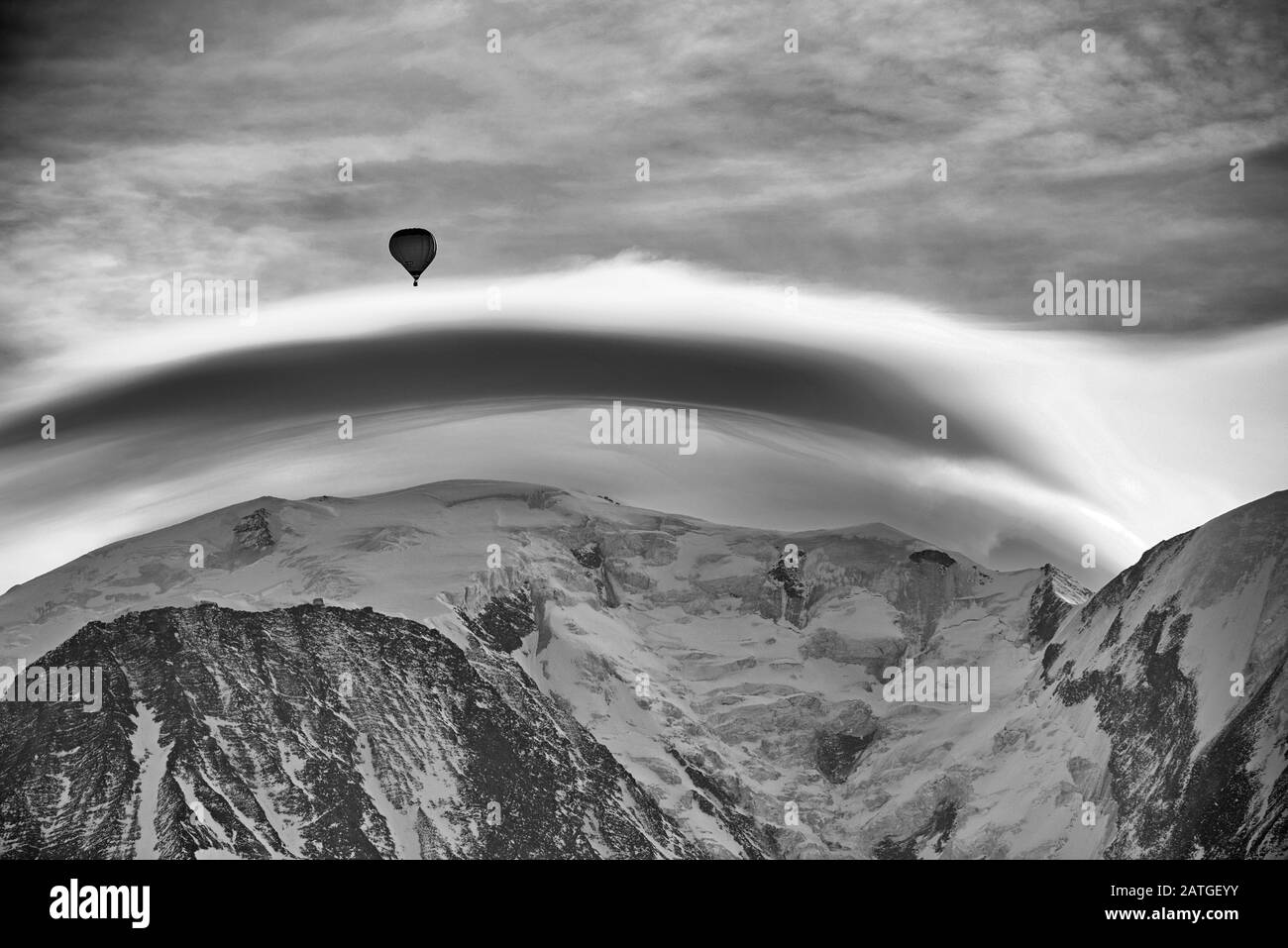 Frankreich, Haute-Savoie (74), Alpen, Mont-Blanc (4807 m) mit Lentikularwolke und Heißluftballon Stockfoto